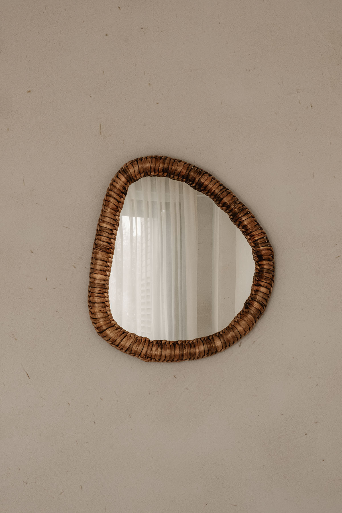 Su Sümbülü Lifinden Rattan Asimetrik Üçgen Şeklinde Dekoratif Ayna 53x50 cm