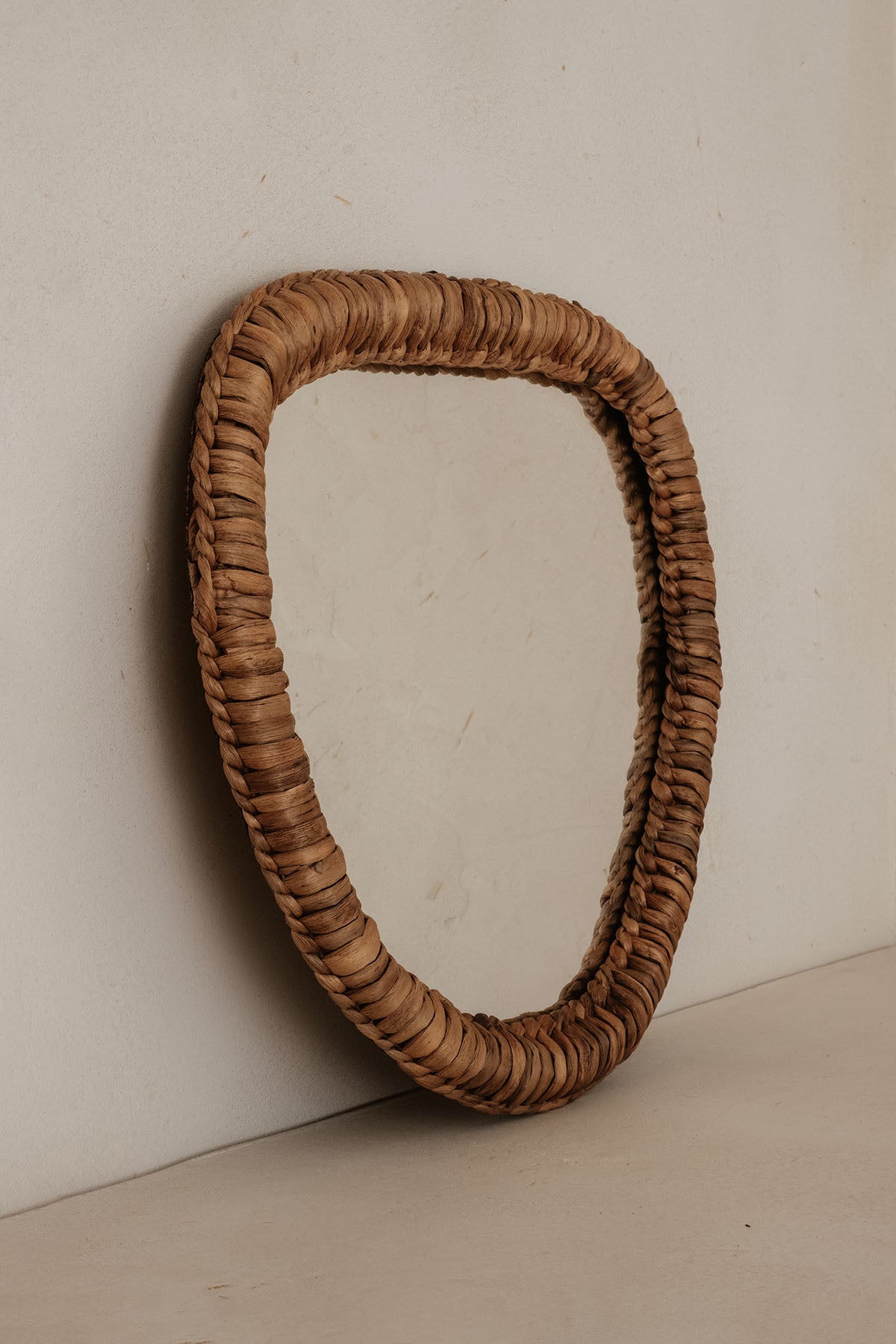 Su Sümbülü Lifinden Rattan Asimetrik Üçgen Şeklinde Dekoratif Ayna 53x50 cm