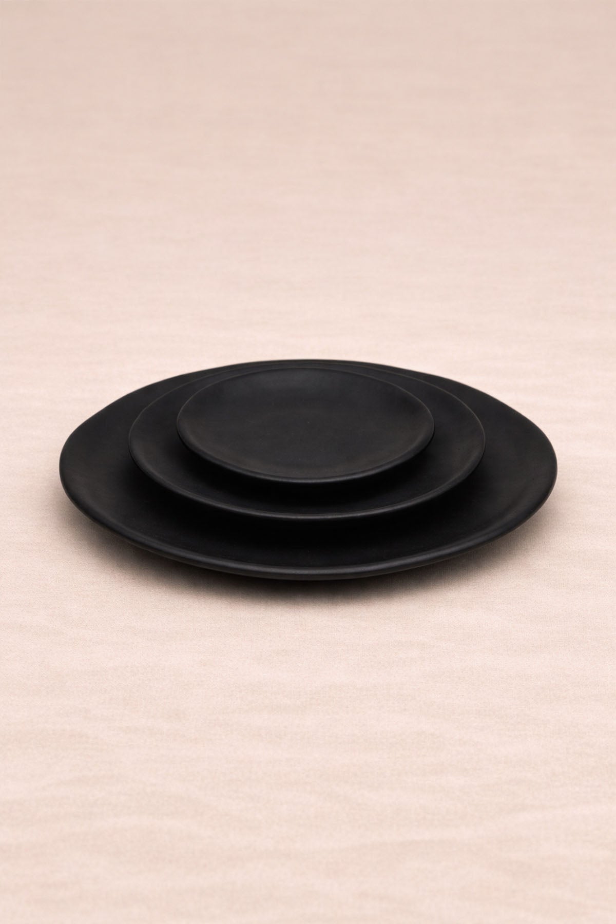 Elle Şekillendirilmiş Amorf Stoneware Tabak Siyah 16 cm