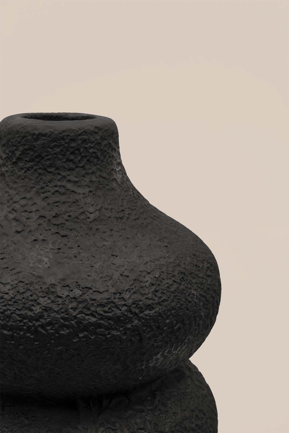 Aios Heykelsi Formda Terrakotta Vazo Siyah 16x16x29 cm