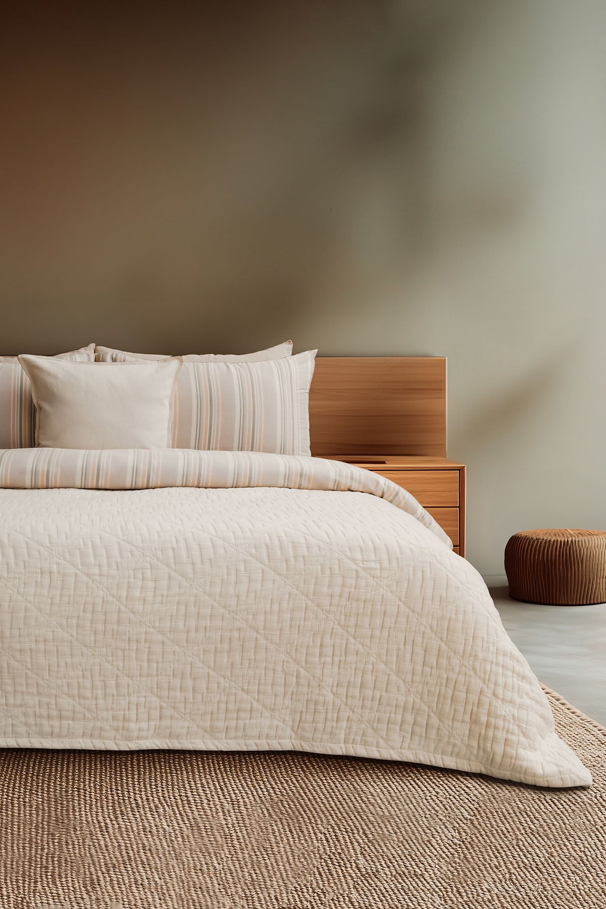 Atik Dolgulu Jakarlı Çift Kişilik Yatak Örtüsü Krem