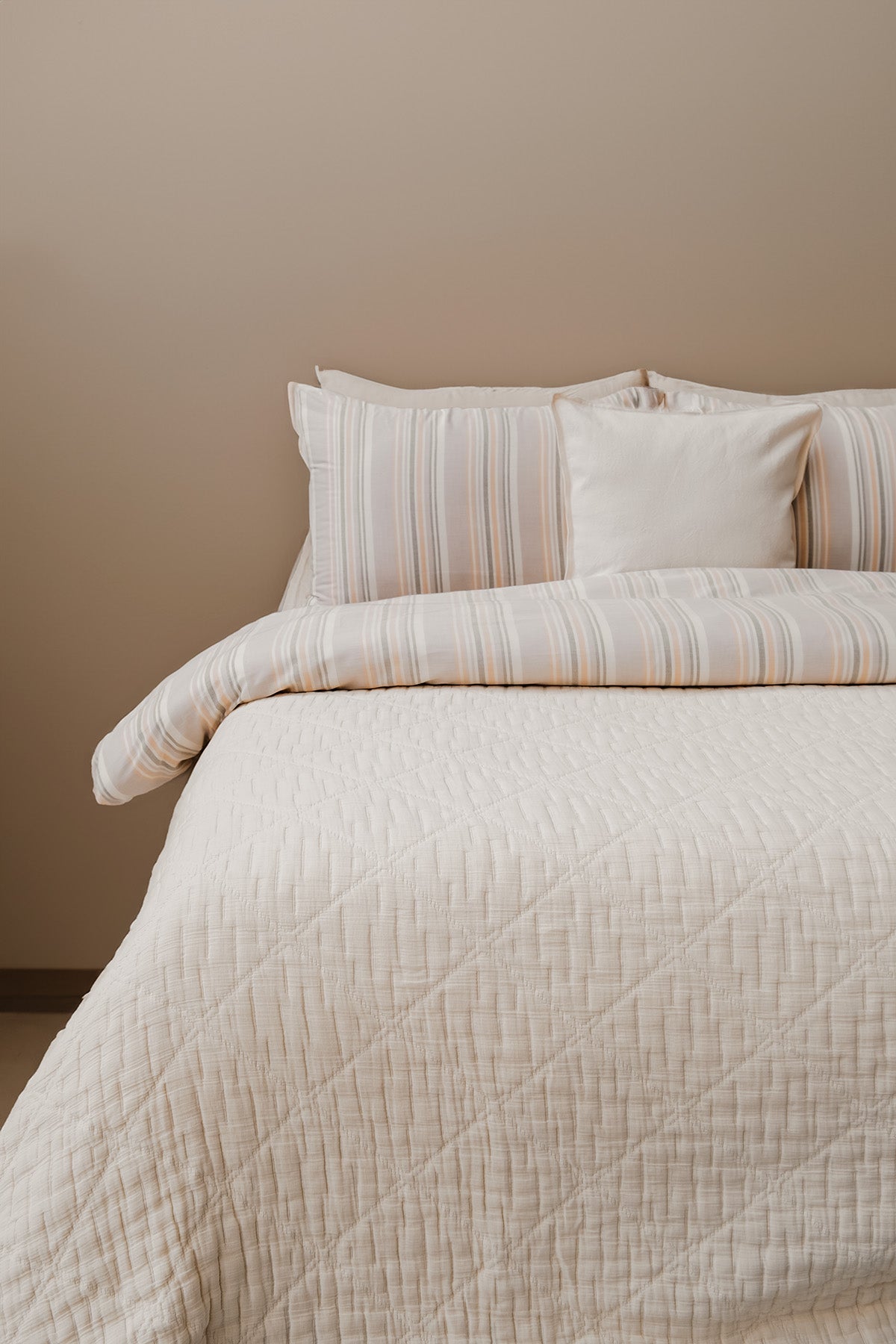 Atik Dolgulu Jakarlı Çift Kişilik Yatak Örtüsü Krem