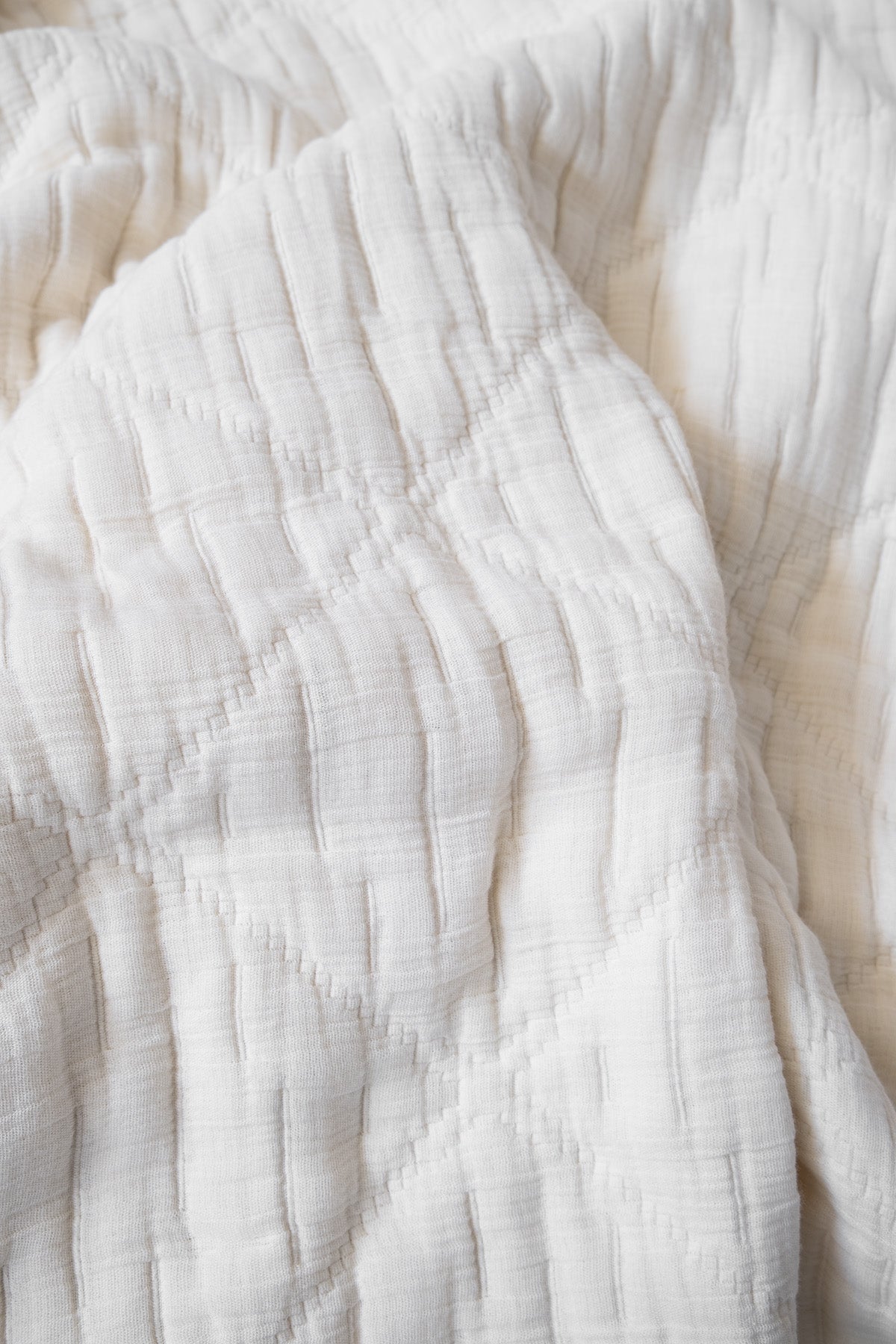 Atik Dolgulu Jakarlı Çift Kişilik Yatak Örtüsü Krem