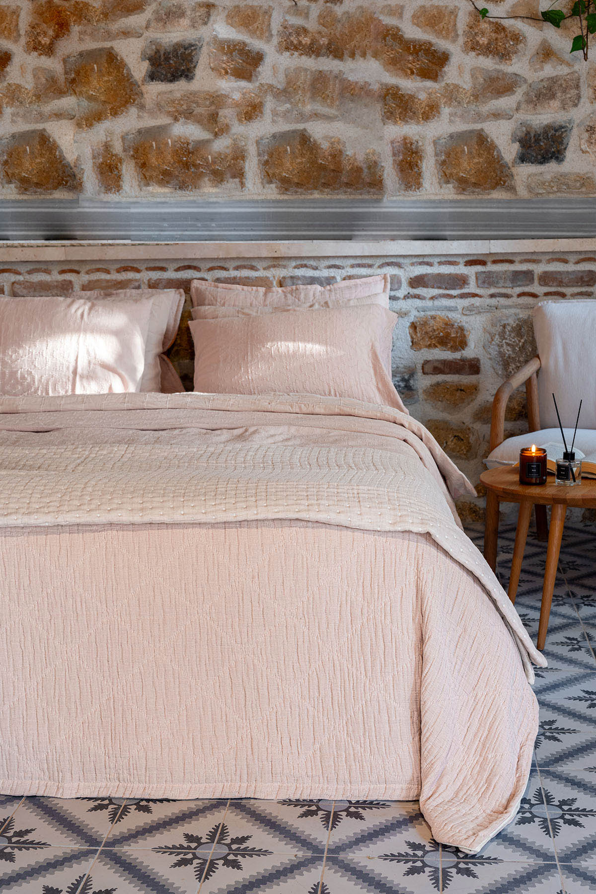 Atik Dolgulu Jakarlı Çift Kişilik Yatak Örtüsü Pastel Pembe