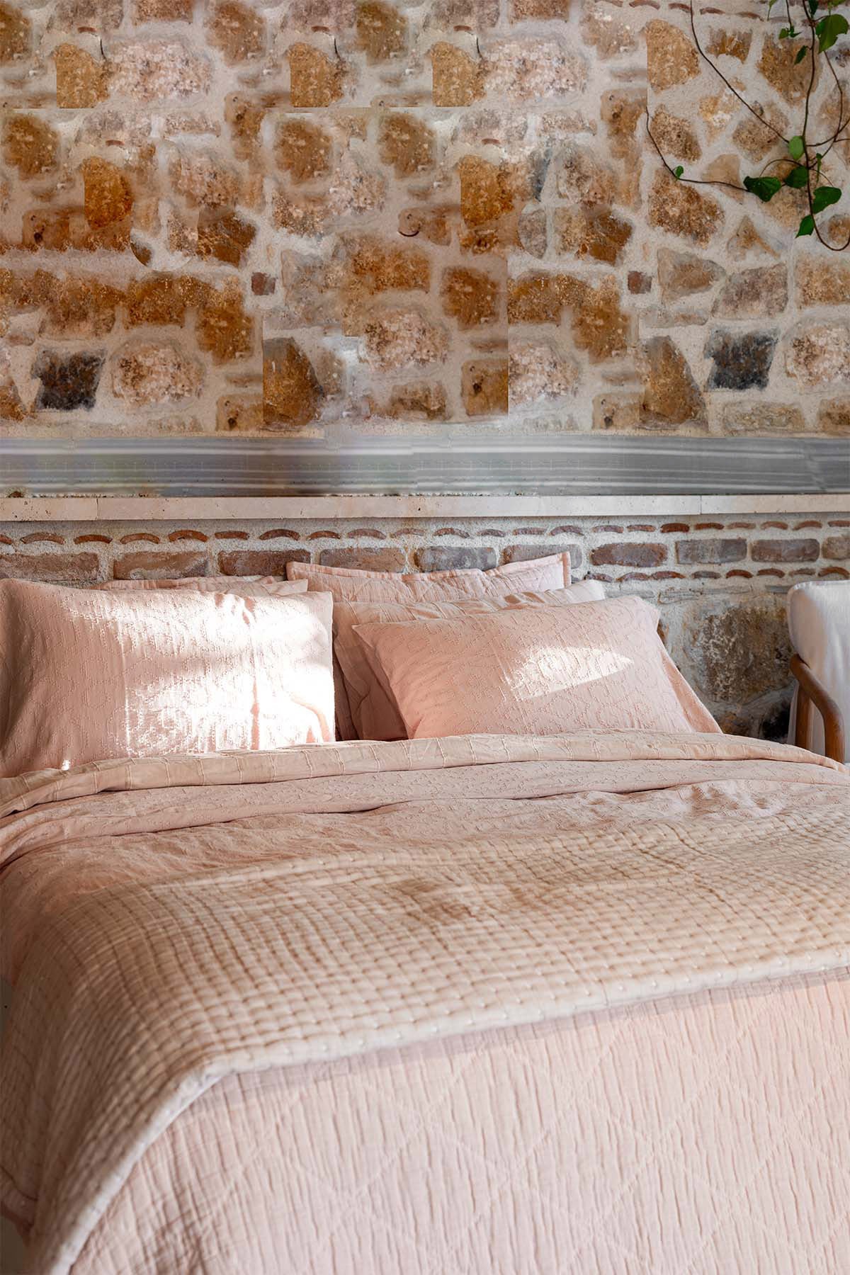 Atik Dolgulu Jakarlı Çift Kişilik Yatak Örtüsü Pastel Pembe