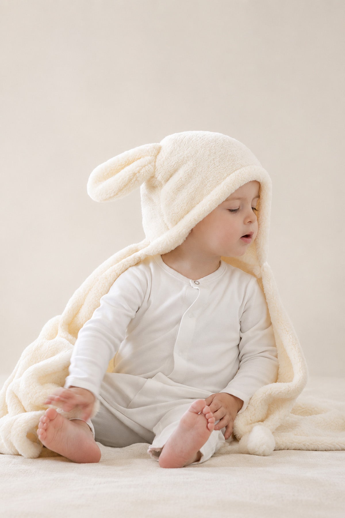 Tavşan Kulaklı Kapüşonlu Peluş Bebek Battaniyesi Krem