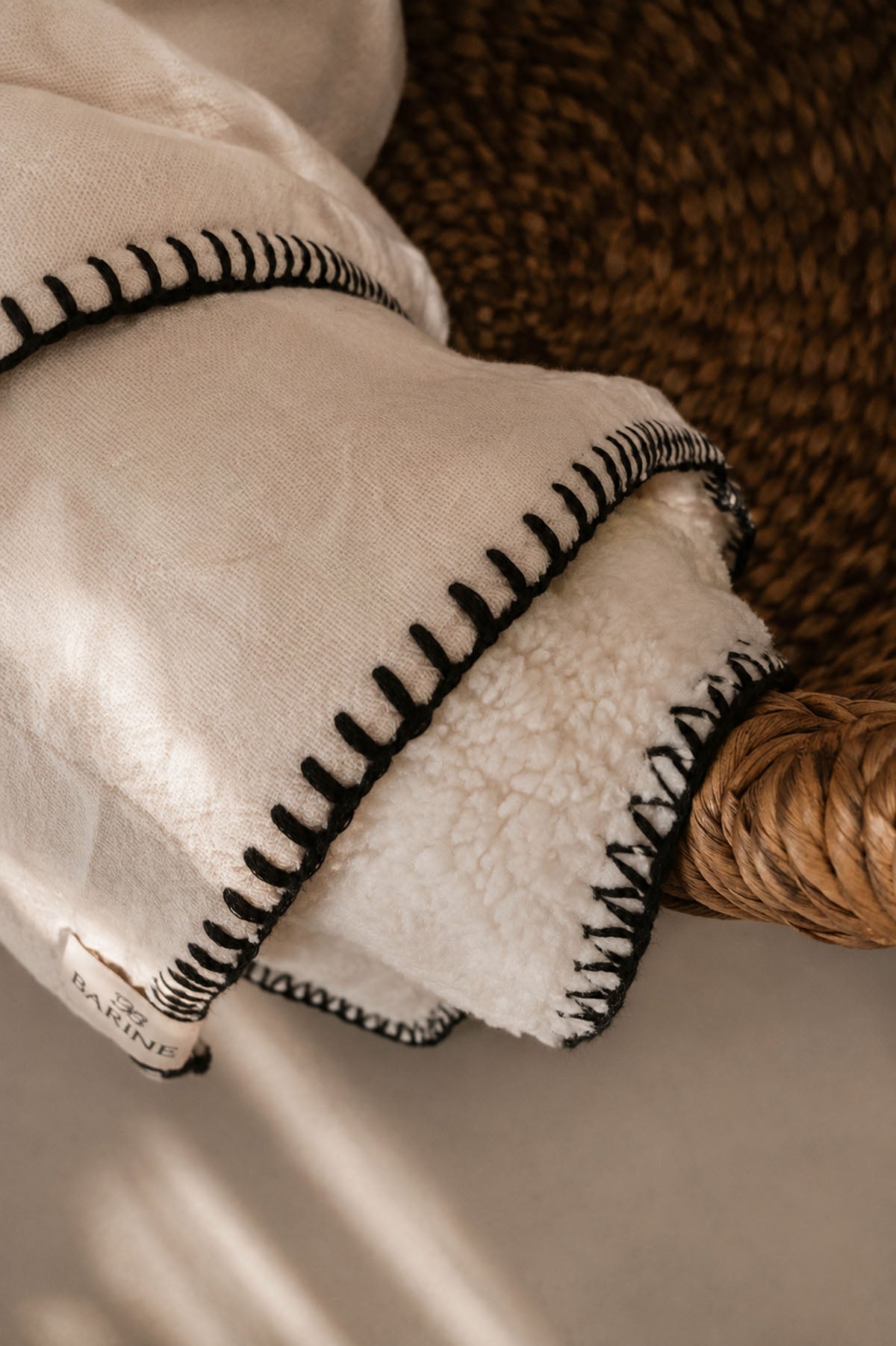 Cozy Dekoratif Dikişli Arkası Peluşlu Koltuk Şalı, Battaniye Krem