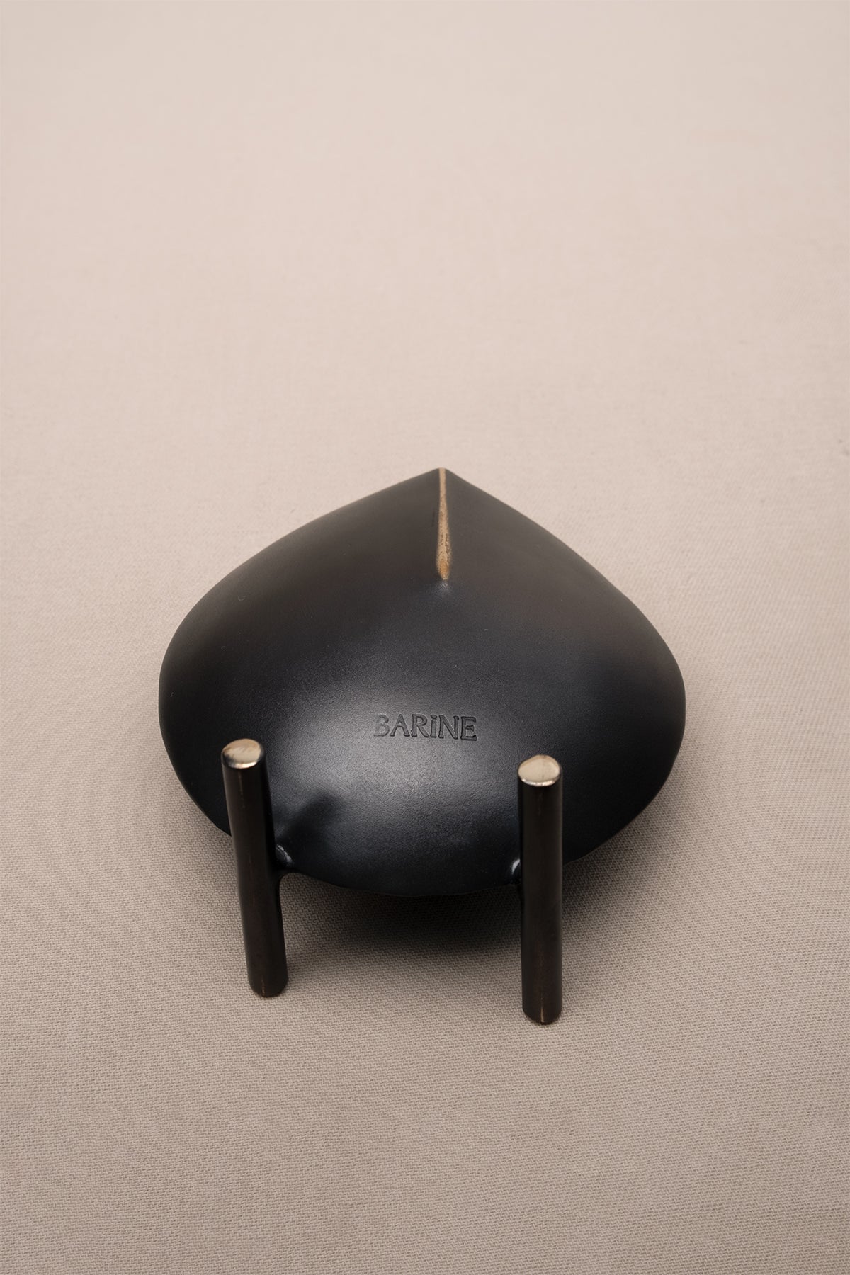 Dokulu Mat Pirinç Antik Bitişli Yuvarlak Dekoratif Vazo Siyah-Gold 11 cm