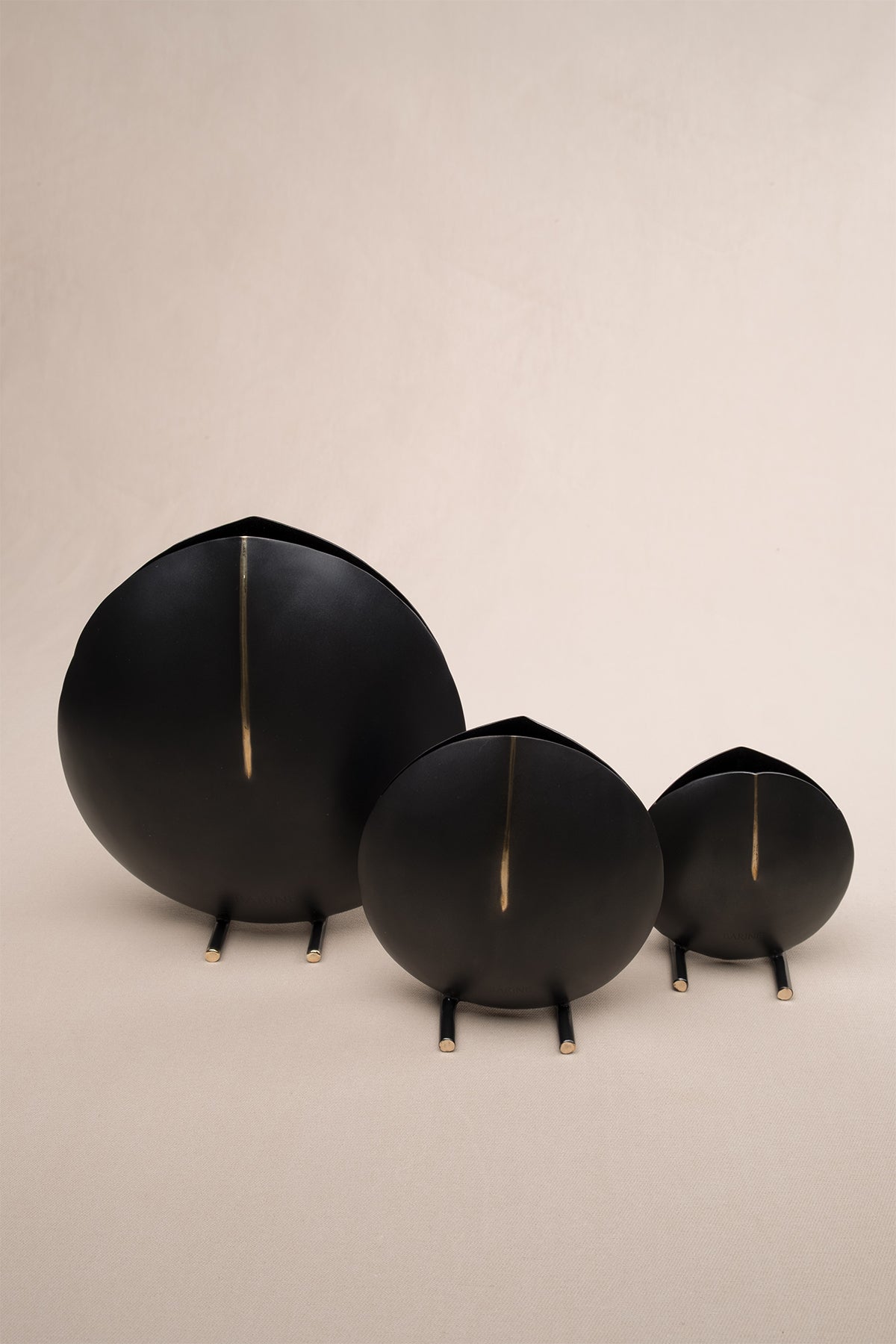 Dokulu Mat Pirinç Antik Bitişli Yuvarlak Dekoratif Vazo Siyah-Gold 9x4 cm