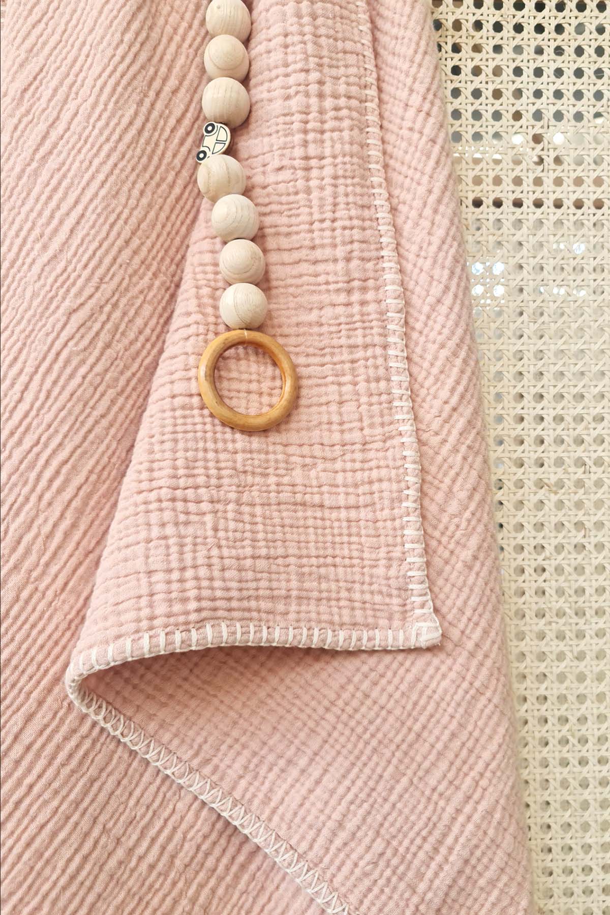 Dekoratif Dikişli Müslin Bebek Battaniyesi Pembe