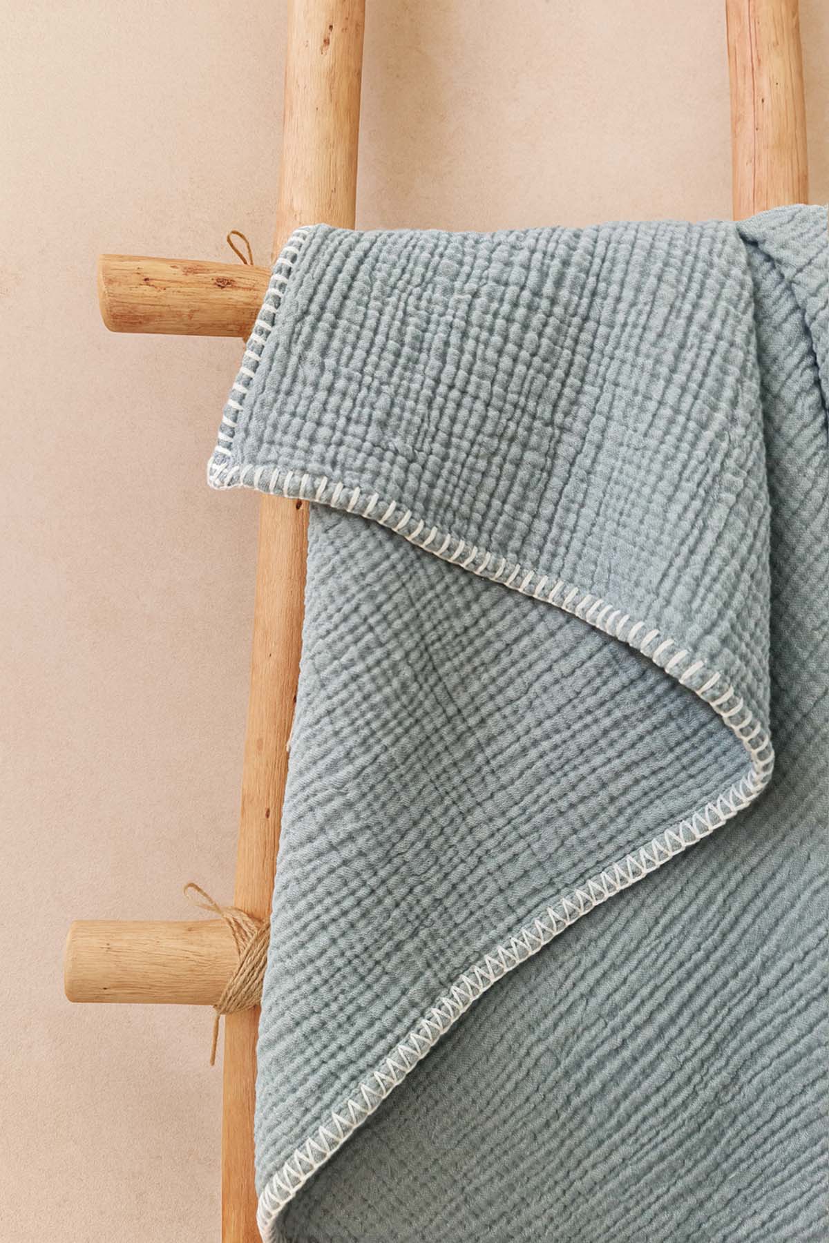 Dekoratif Dikişli Müslin Bebek Battaniyesi Yeşil