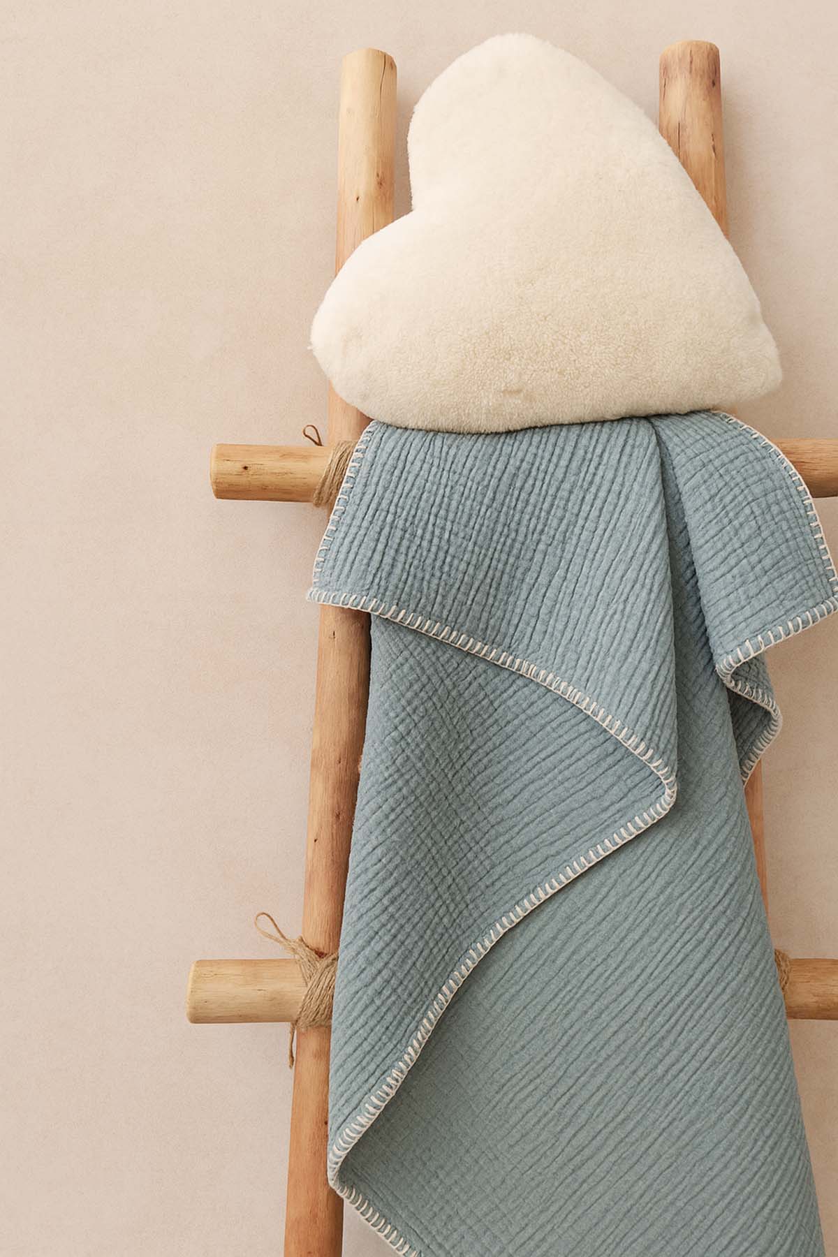 Kalp Şeklinde Peluş Kırlent Krem