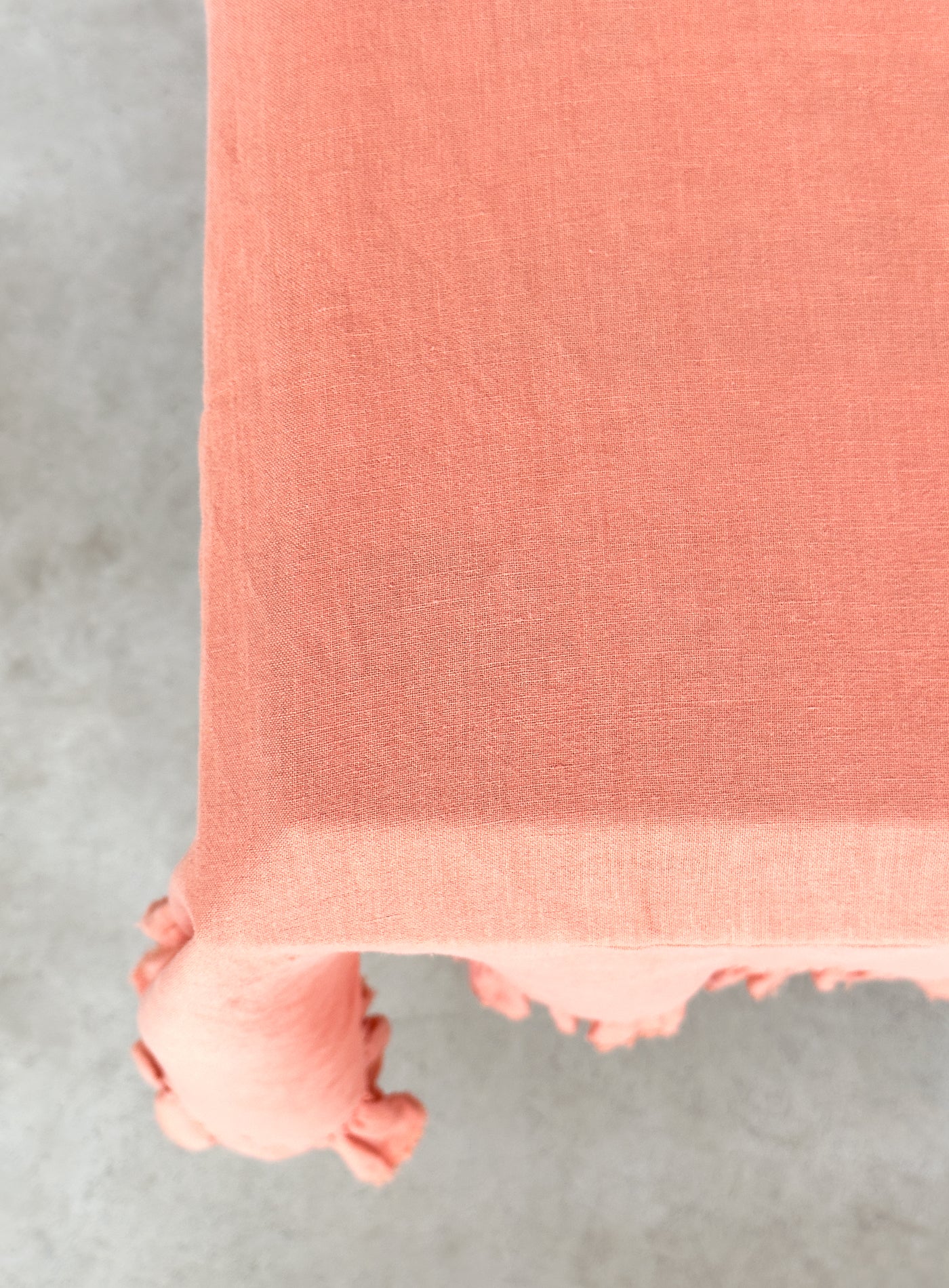 Fırfırlı Keten Karışımlı Masa Örtüsü Açık Mercan