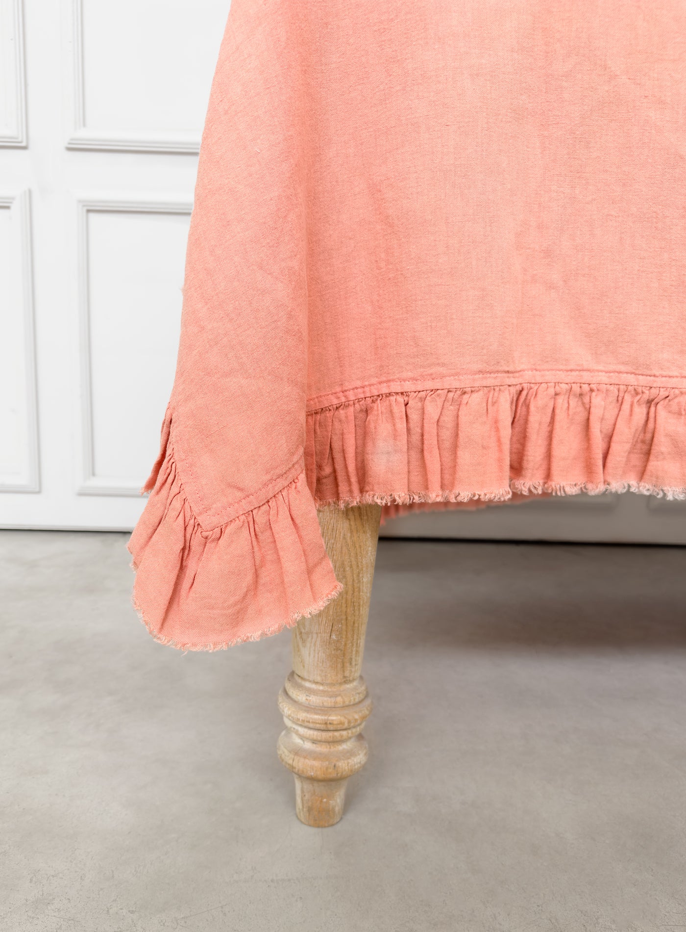 Fırfırlı Keten Karışımlı Masa Örtüsü Açık Mercan