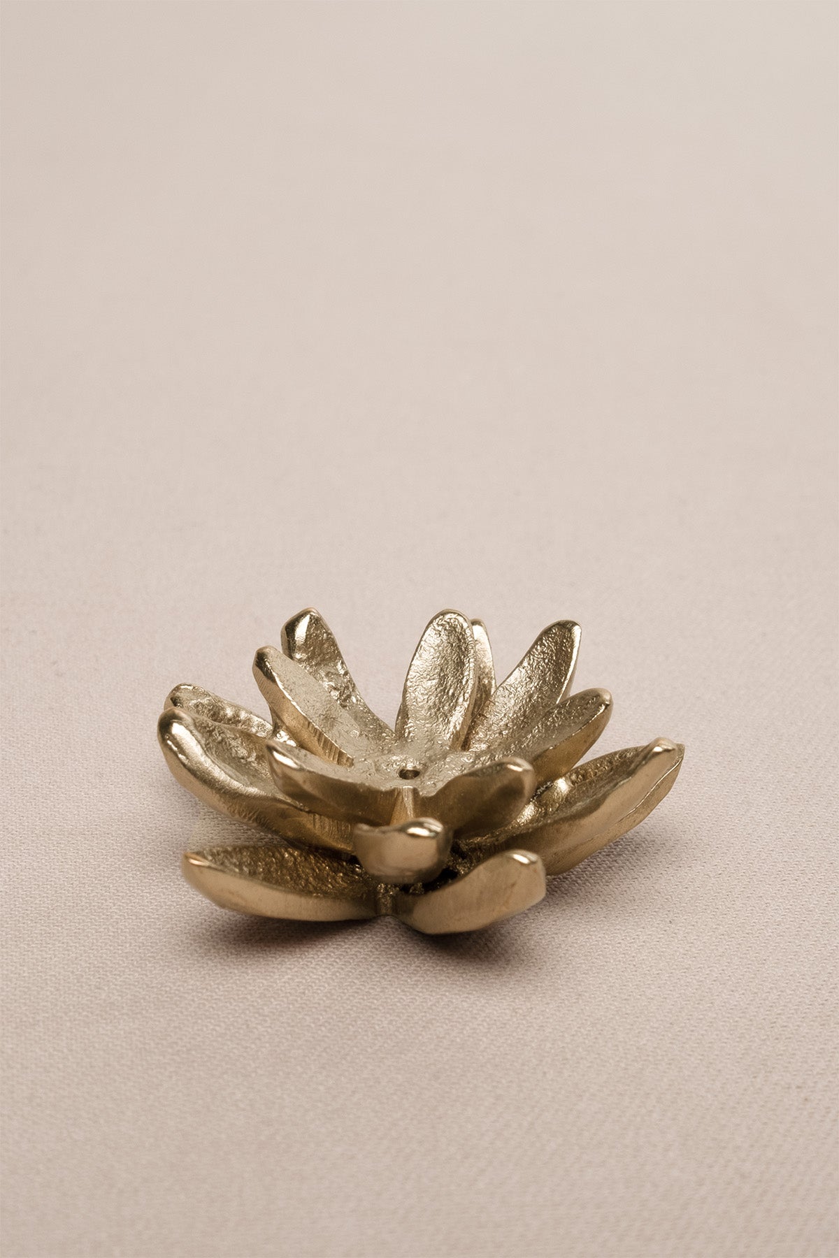 Lotus Çiçeği Şeklinde Mat Pirinç Tütsülük Dekoratif Obje Gold 4 cm