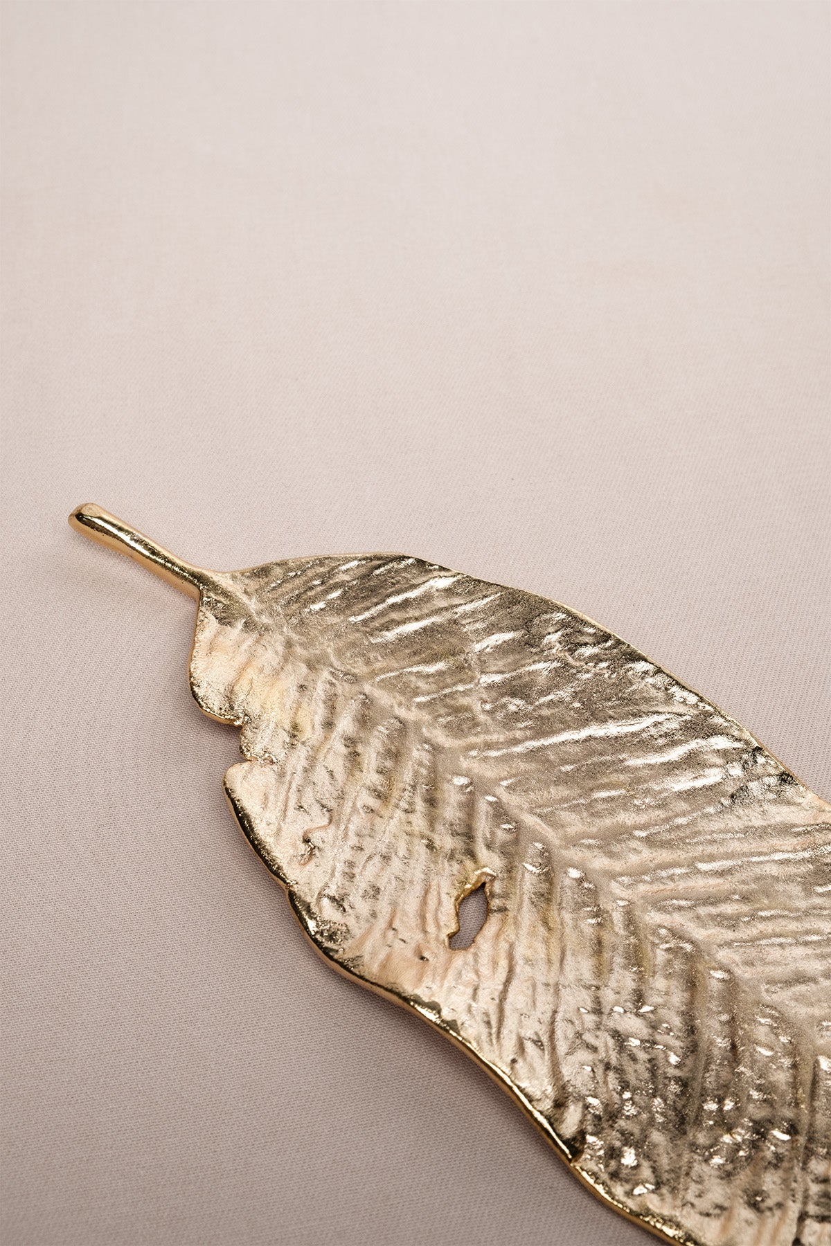 Mango Yaprağı Şeklinde Mat Pirinç Kaplama Dekoratif Obje Gold 28x8 cm