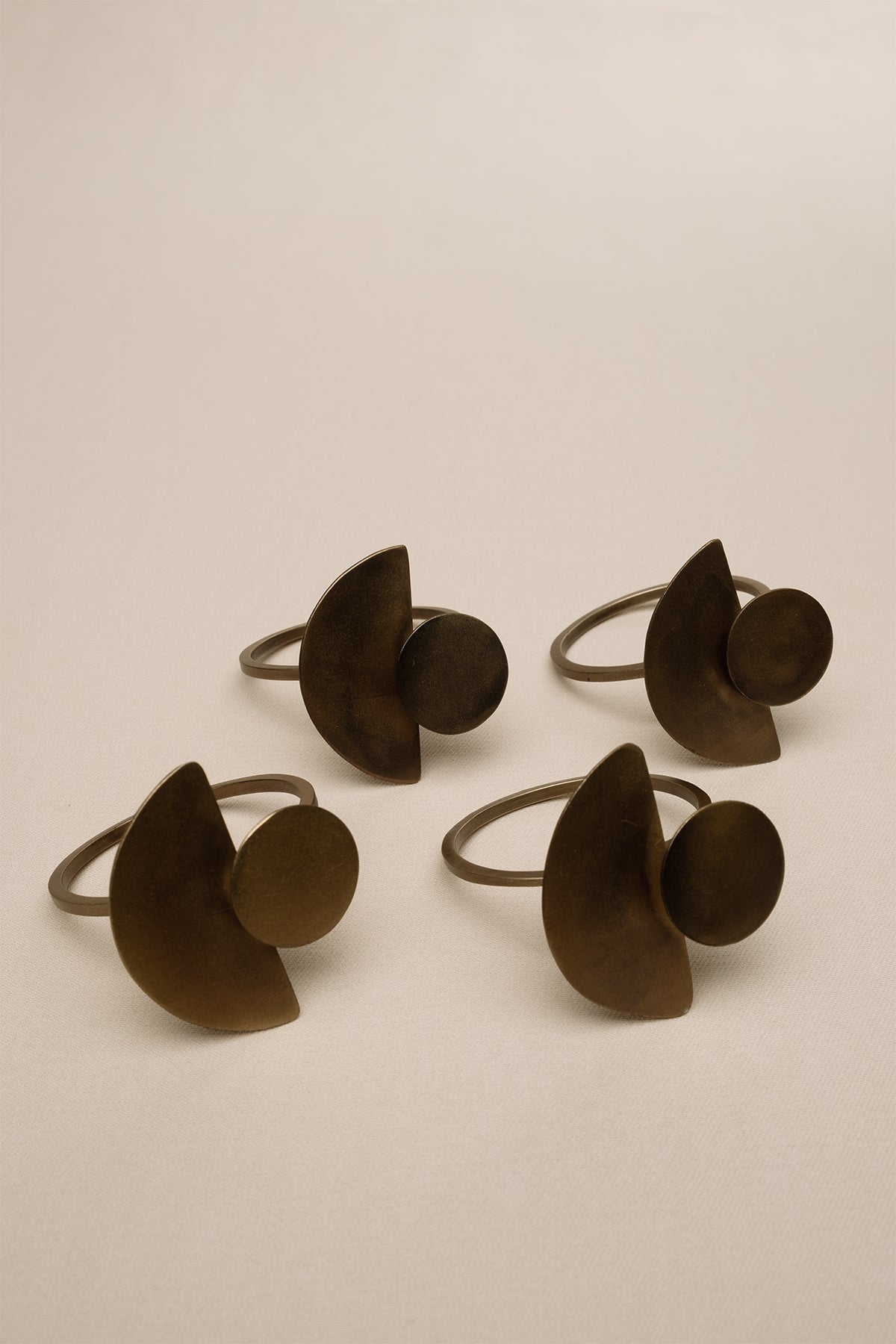 Memphis Yarım Daire Desenli Pirinç Peçete Halkası 4'lü Set Bronz 4 cm