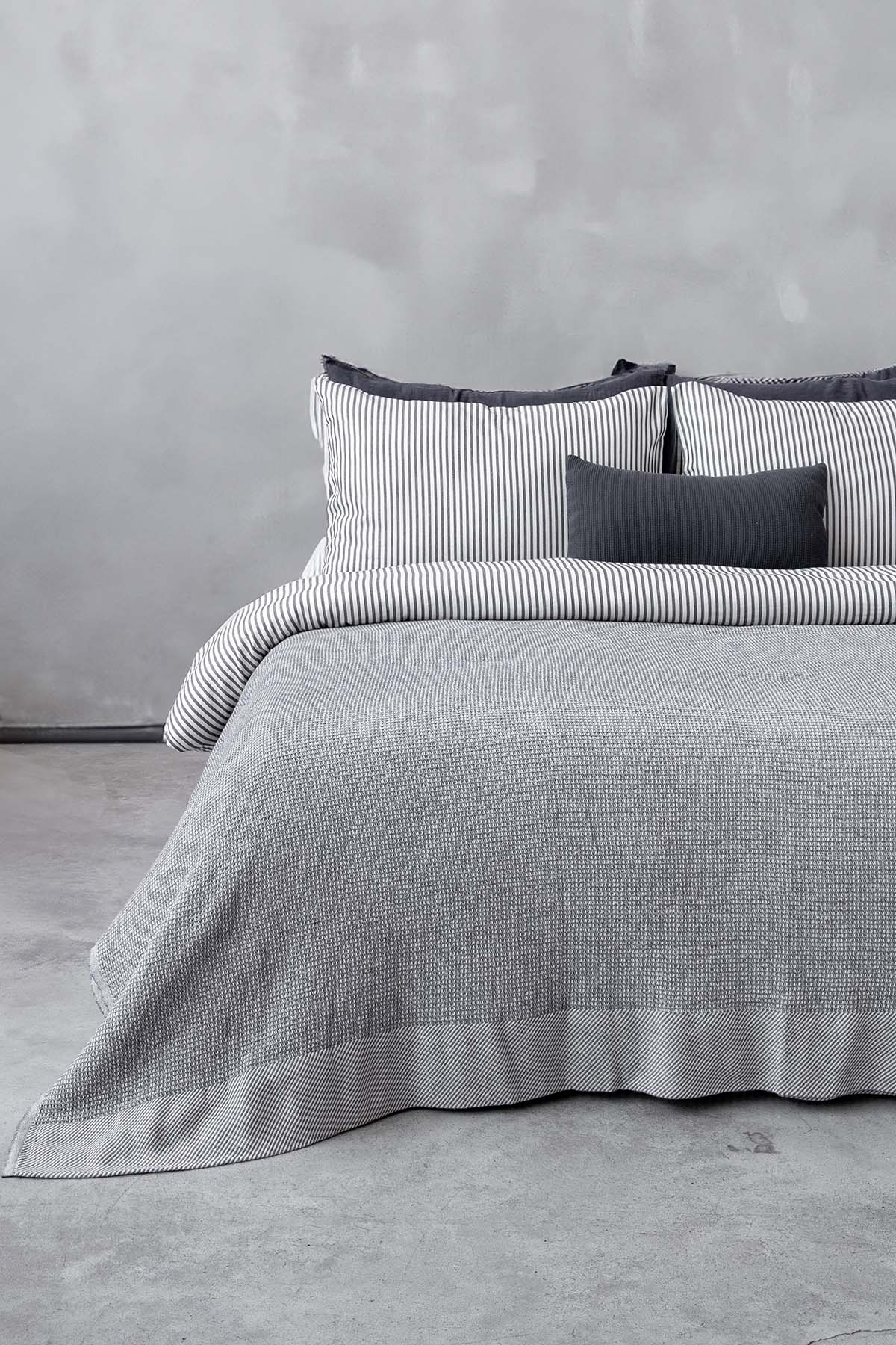 Pergamon Yünlü Dokulu Yatak Örtüsü Gri