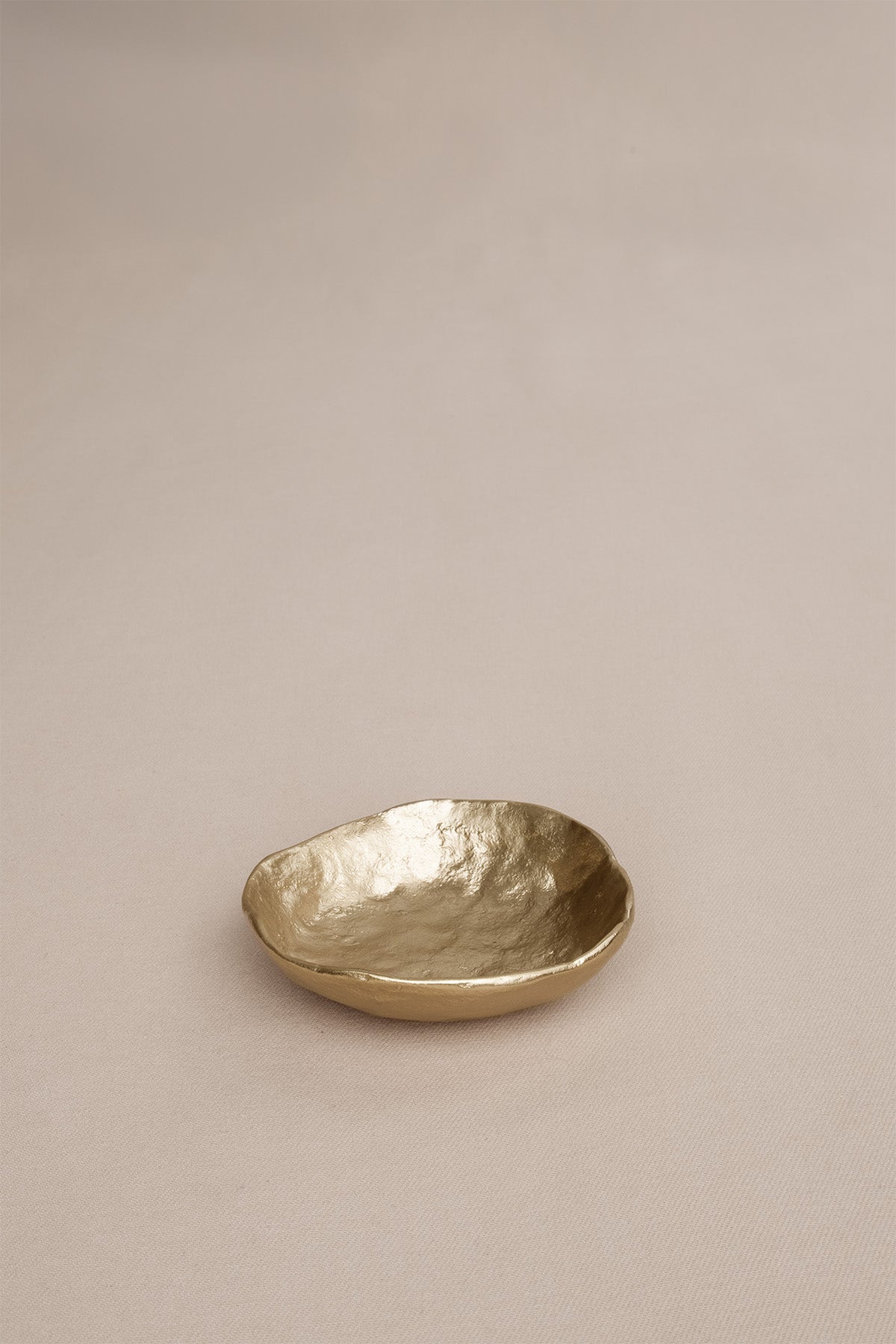 Mat Pirinç Döküm Doku Efektli Yuvarlak Dekoratif Obje Gold 14 cm