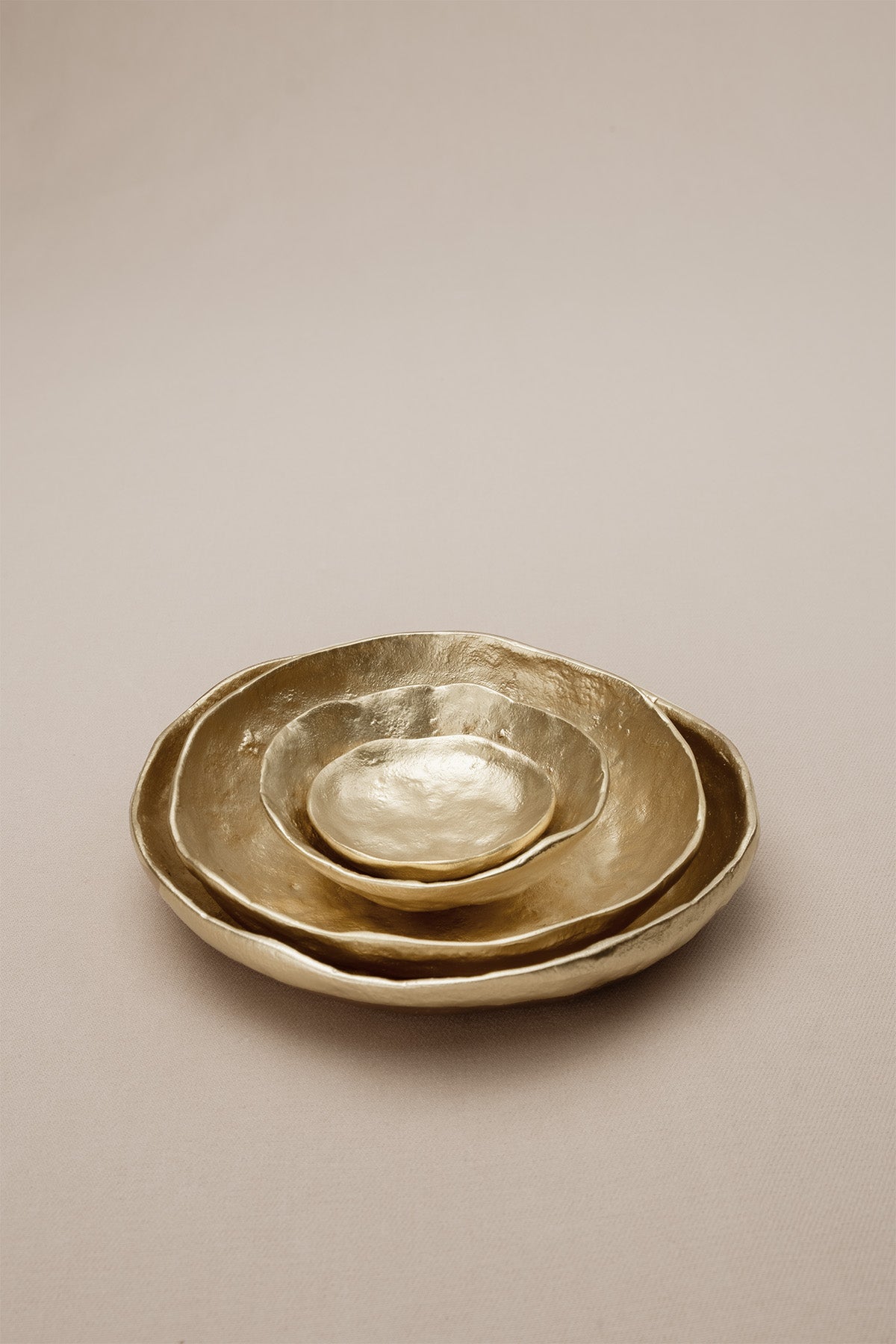 Mat Pirinç Döküm Doku Efektli Yuvarlak Dekoratif Obje Gold 14 cm