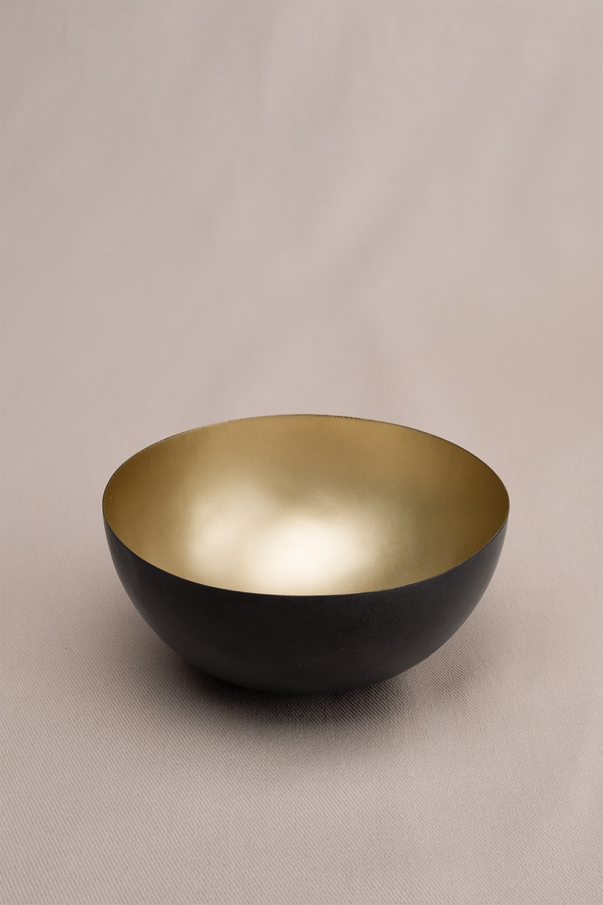 İçi Altın Renginde Dışı Antik Görünümlü Pirinç Dekoratif Obje Siyah-Gold 20x9 cm