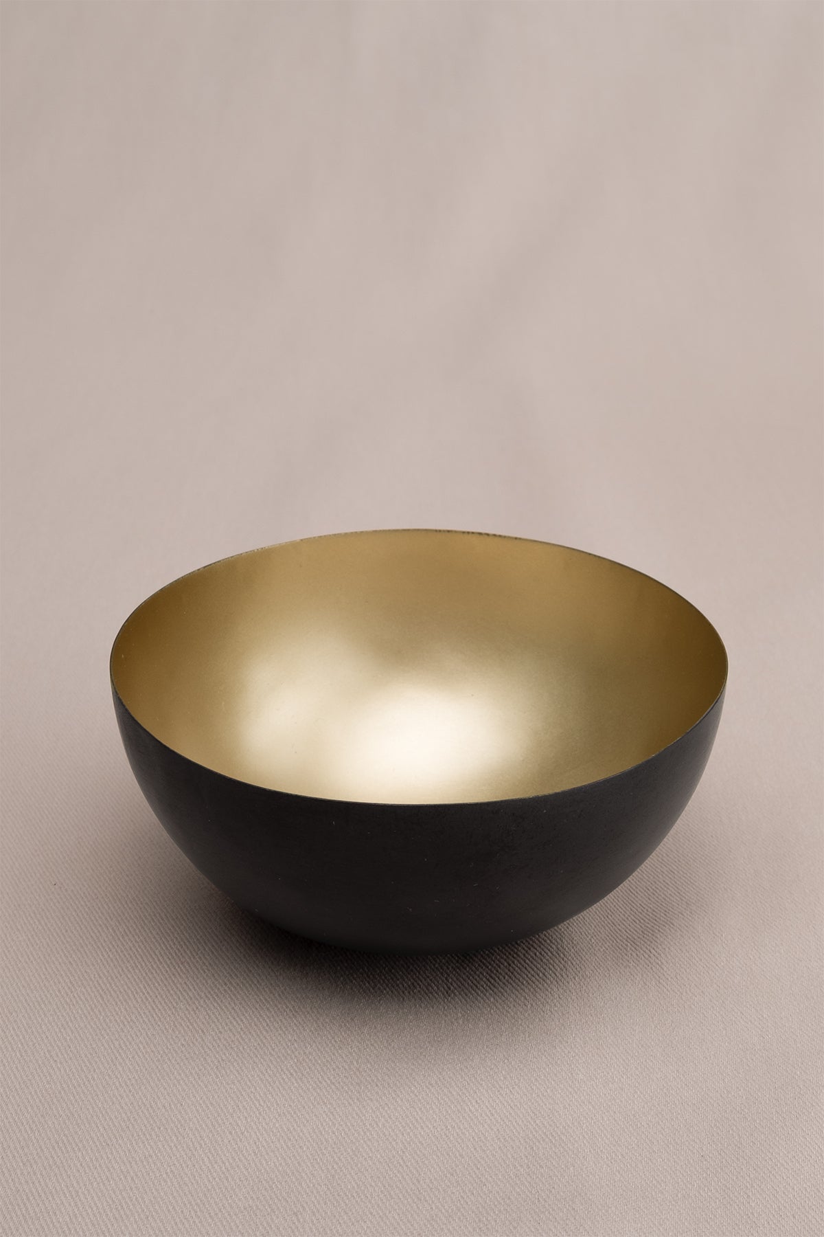 İçi Altın Renginde Dışı Antik Görünümlü Pirinç Dekoratif Obje Siyah-Gold 20x9 cm