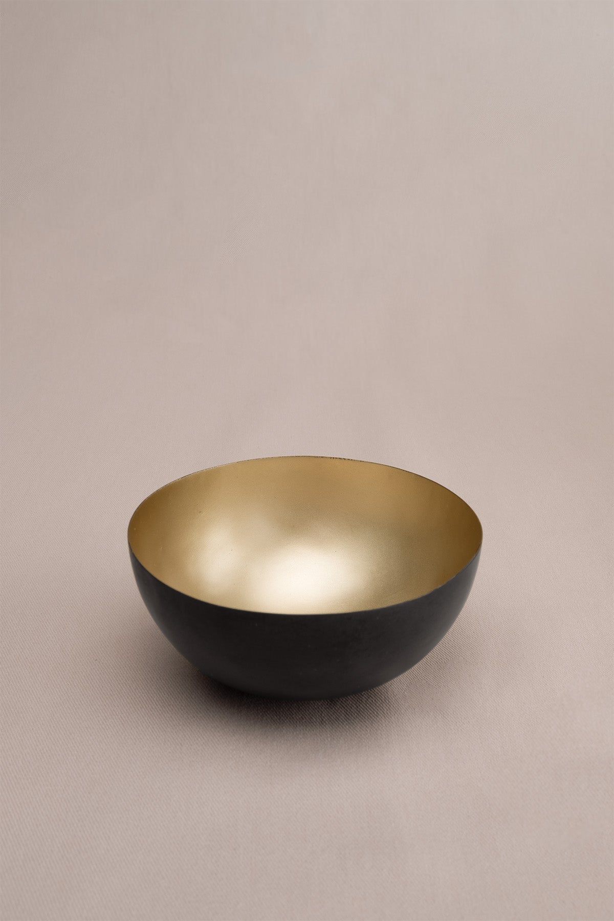 İçi Altın Renginde Dışı Antik Görünümlü Pirinç Dekoratif Obje Siyah-Gold 30x12 cm