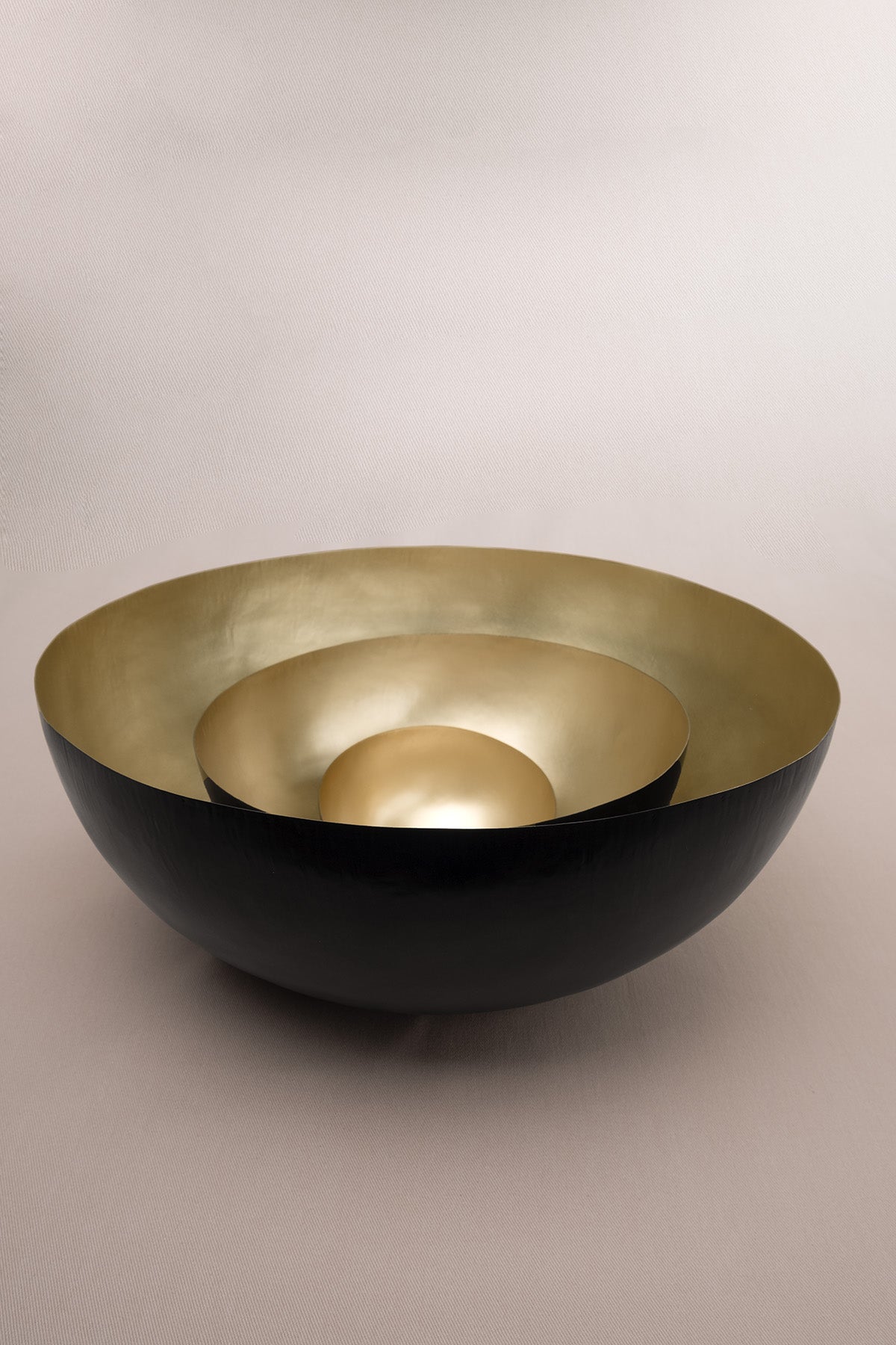 İçi Altın Renginde Dışı Antik Görünümlü Pirinç Dekoratif Obje Siyah-Gold 30x12 cm