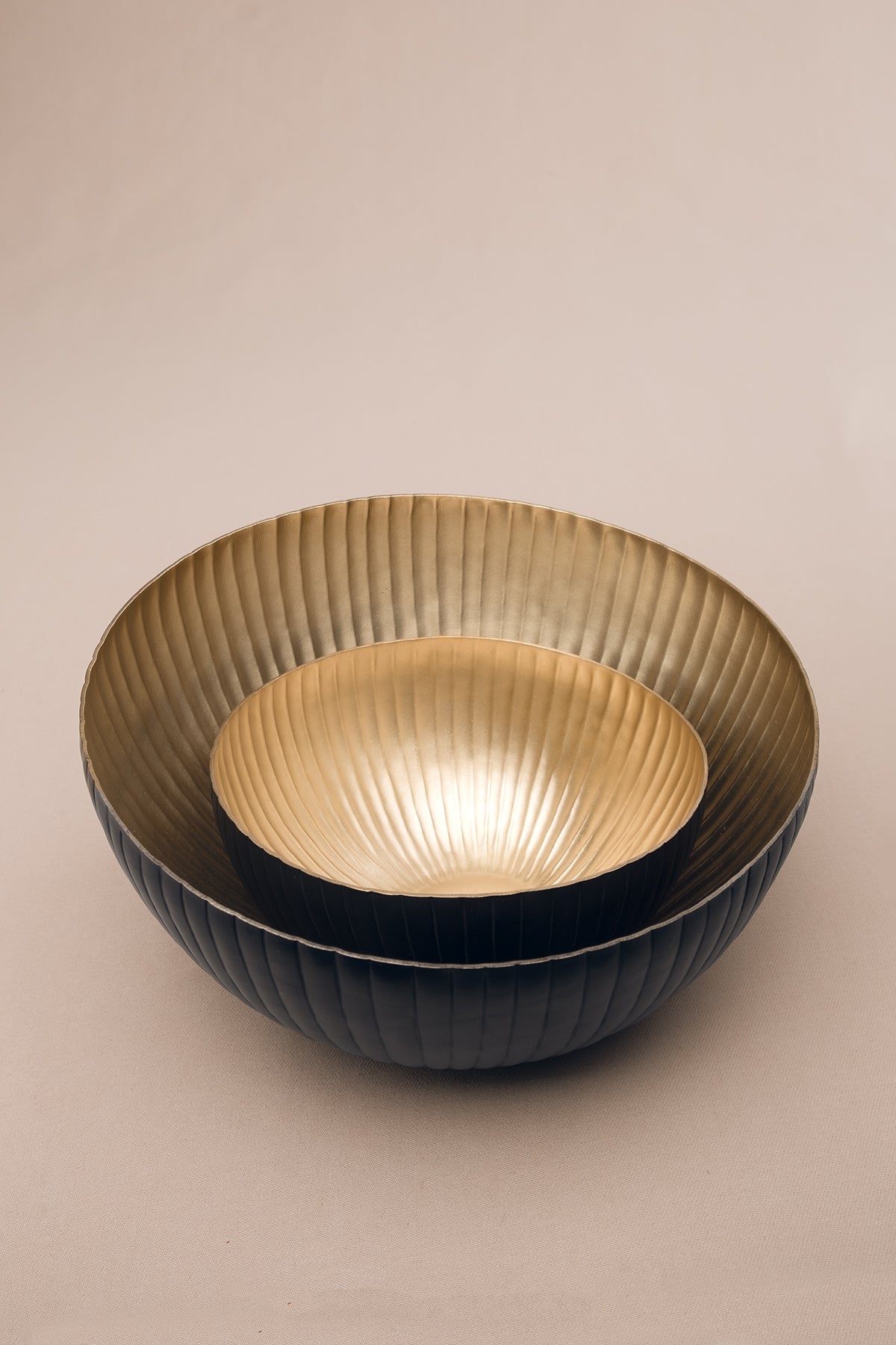 İçi Altın Renginde Dışı Antik Görünümlü Pirinç Dekoratif Obje Siyah-Gold 13x7 cm