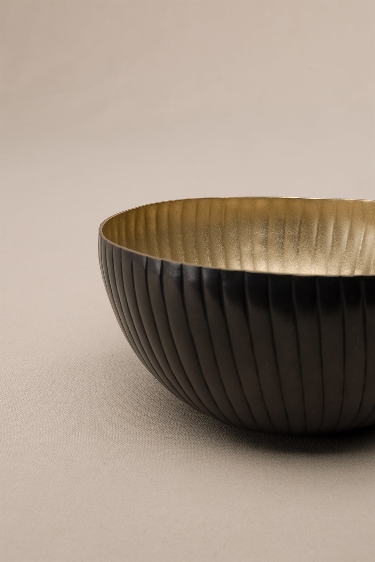 İçi Altın Renginde Dışı Antik Görünümlü Pirinç Dekoratif Obje Siyah-Gold 13x7 cm