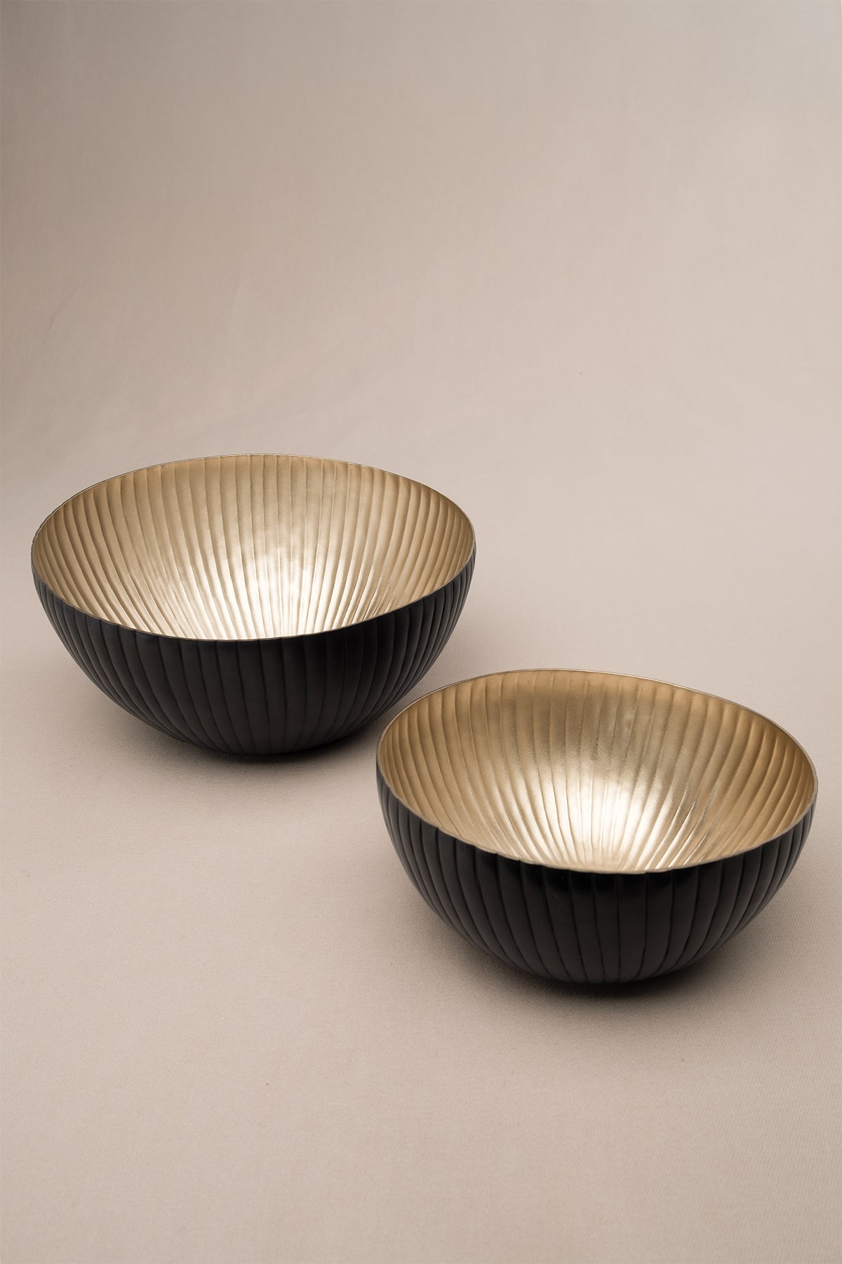 İçi Altın Renginde Dışı Antik Görünümlü Pirinç Dekoratif Obje Siyah-Gold 19x10 cm