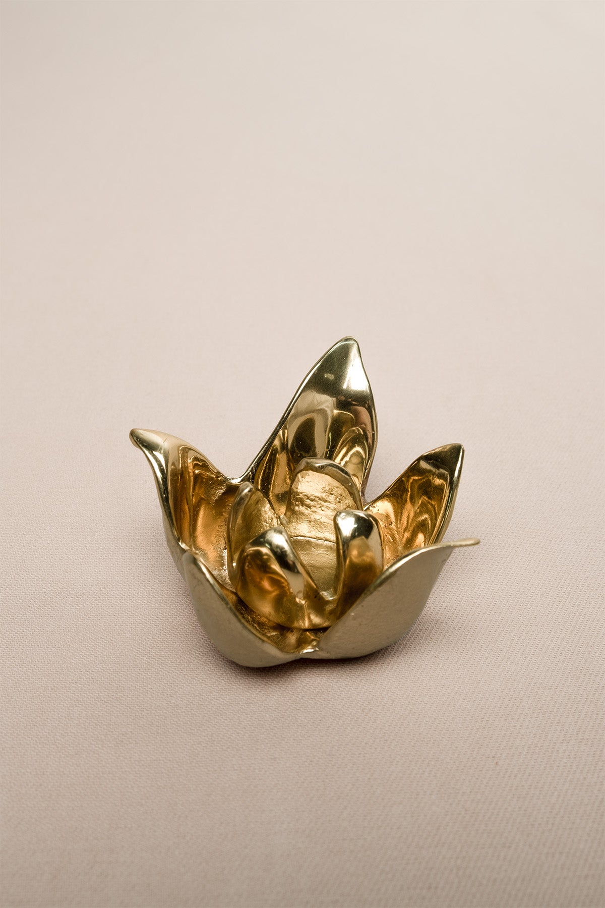 Çiçek Şekinde Mat Pirinç Tütsülük Dekoratif Obje Gold 4 cm