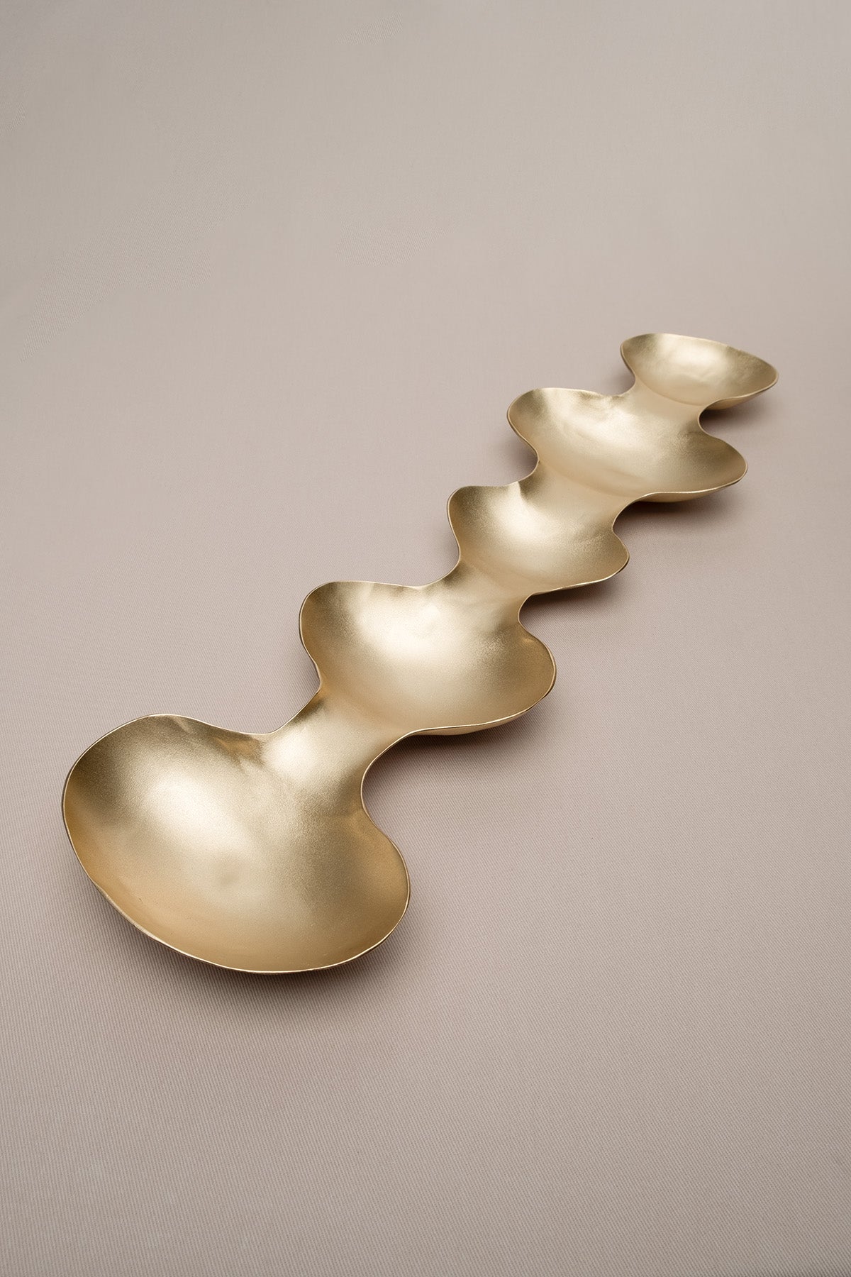 Ruth Mat Pirinç Asimetrik Şekilli Dekoratif Obje Gold 44x12 cm