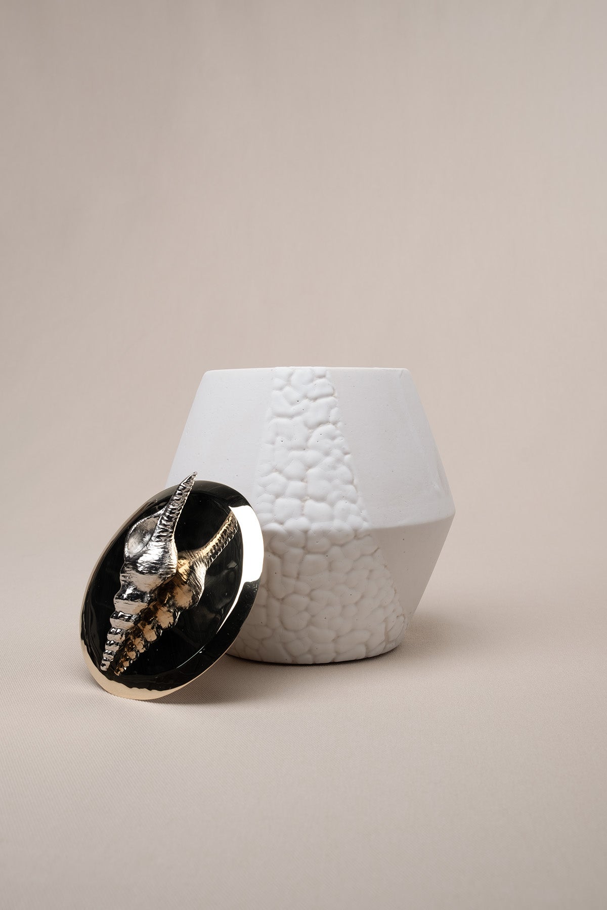 Deniz Kabuğu Şeklinde Pirinç Kapaklı Seramik Dekoratif Obje Beyaz-Gold 13x15 cm