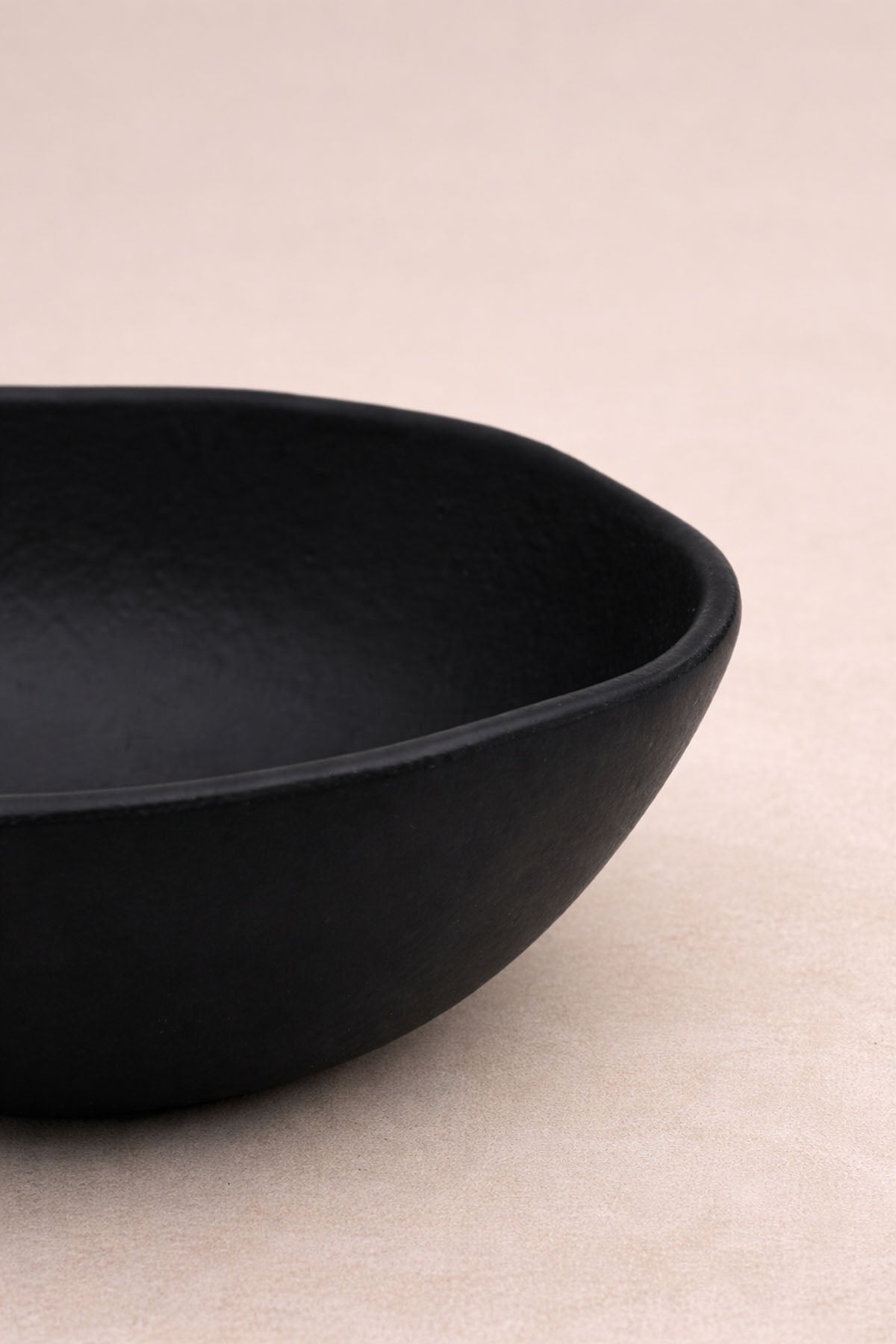 Elle Şekillendirilmiş Amorf Stoneware Kase Siyah 15 cm