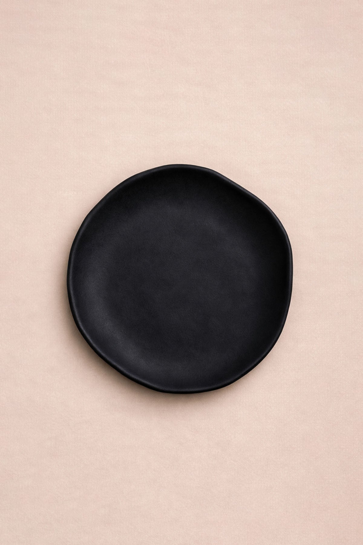 Elle Şekillendirilmiş Amorf Stoneware Tabak Siyah 16 cm