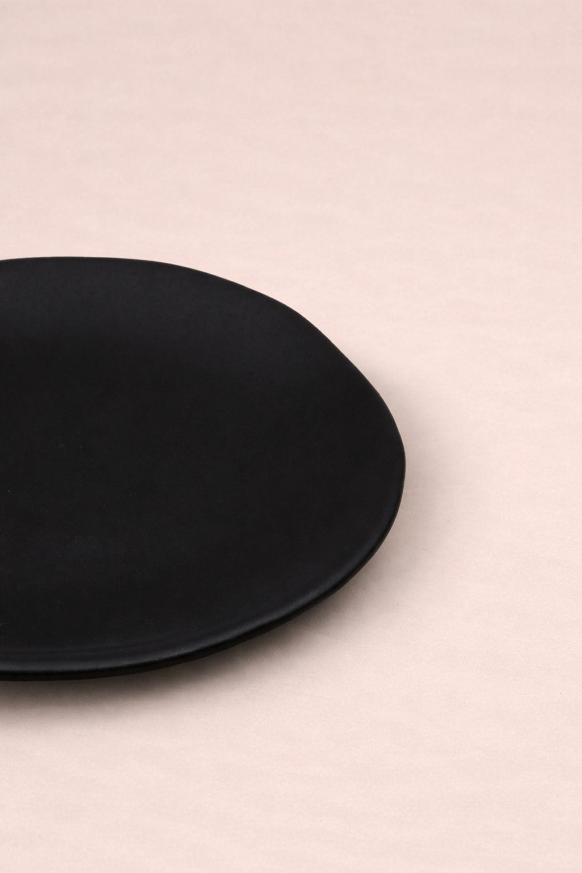 Elle Şekillendirilmiş Amorf Stoneware Tabak Siyah 21 cm