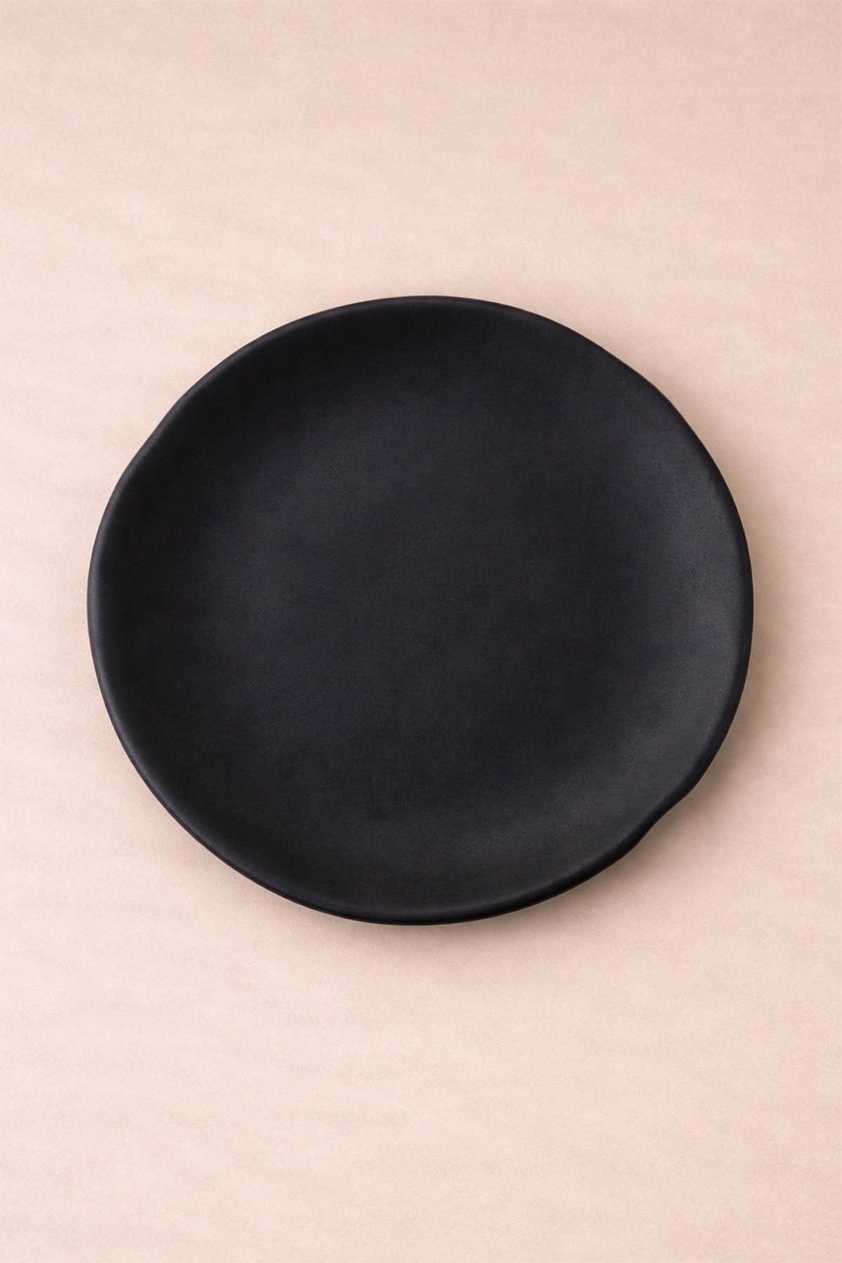 Elle Şekillendirilmiş Amorf Stoneware Tabak Siyah 28 cm