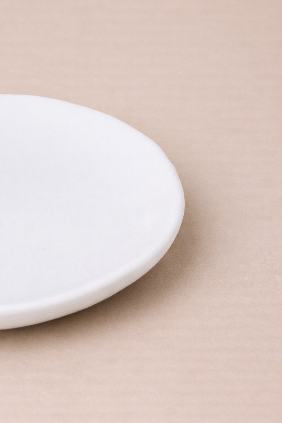 Elle Şekillendirilmiş Amorf Stoneware Tabak Beyaz 28 cm