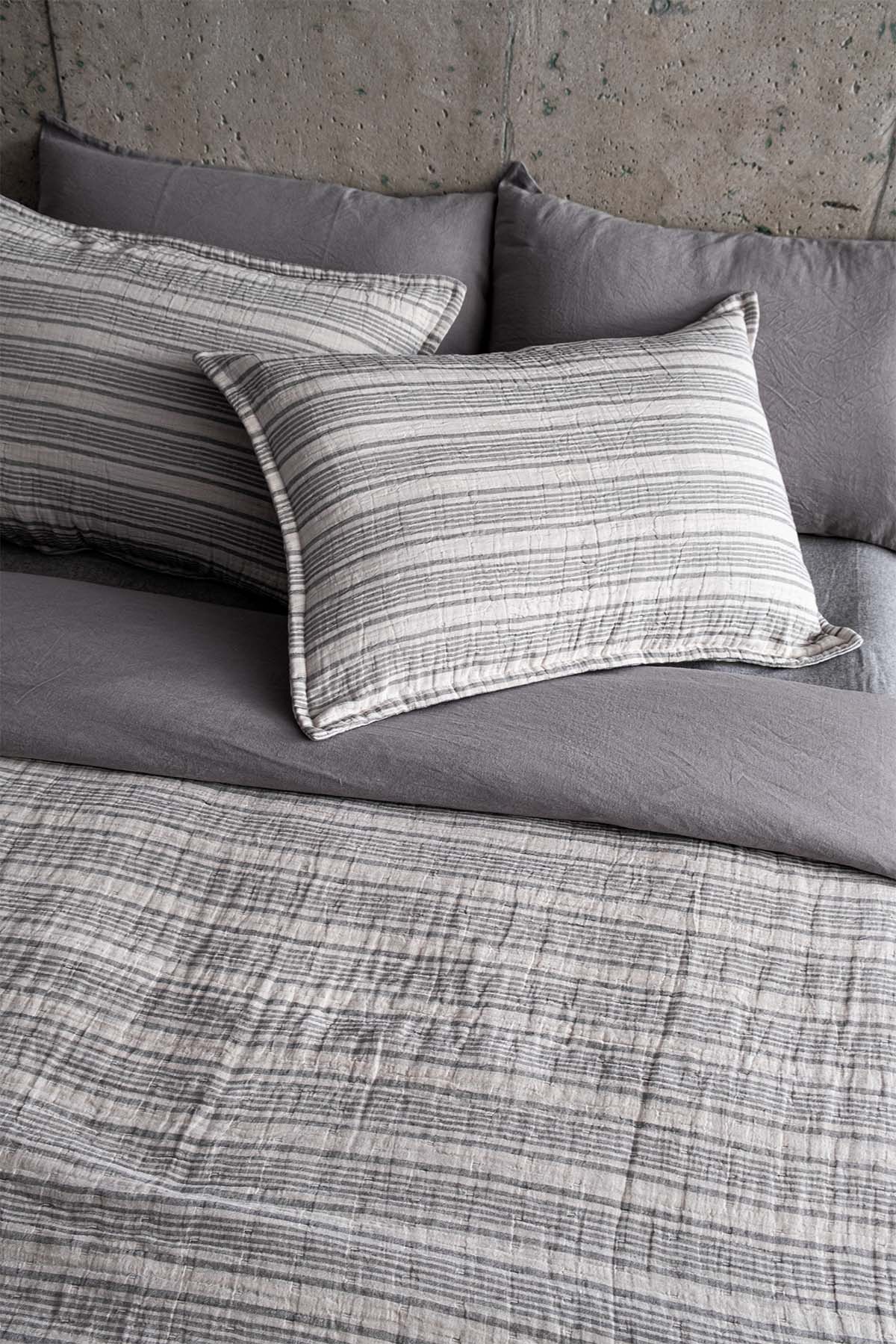 Striped Çift Taraflı Müslin Yatak Örtüsü Siyah-Gri