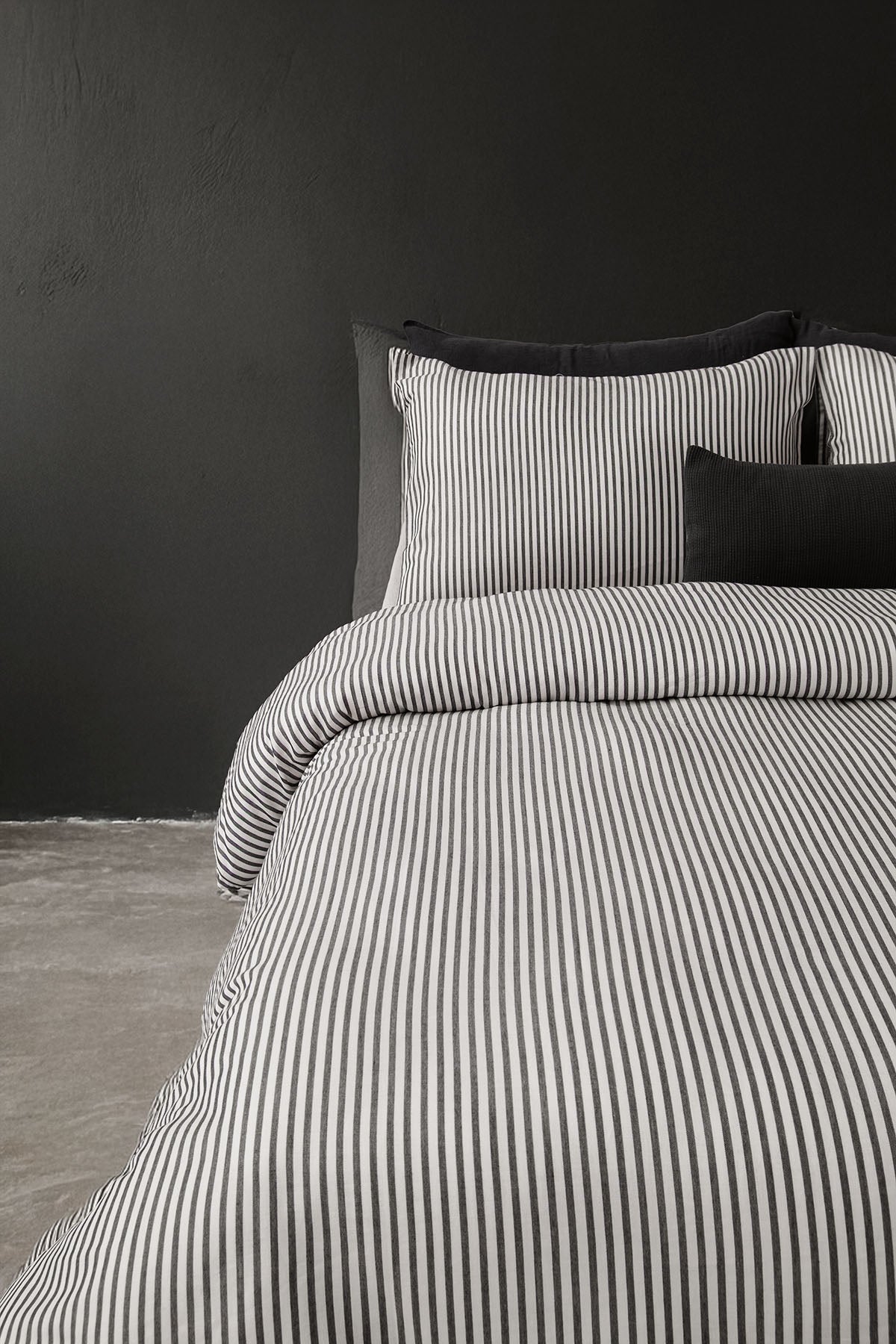 Thin Line Satin Duvet Cover Black