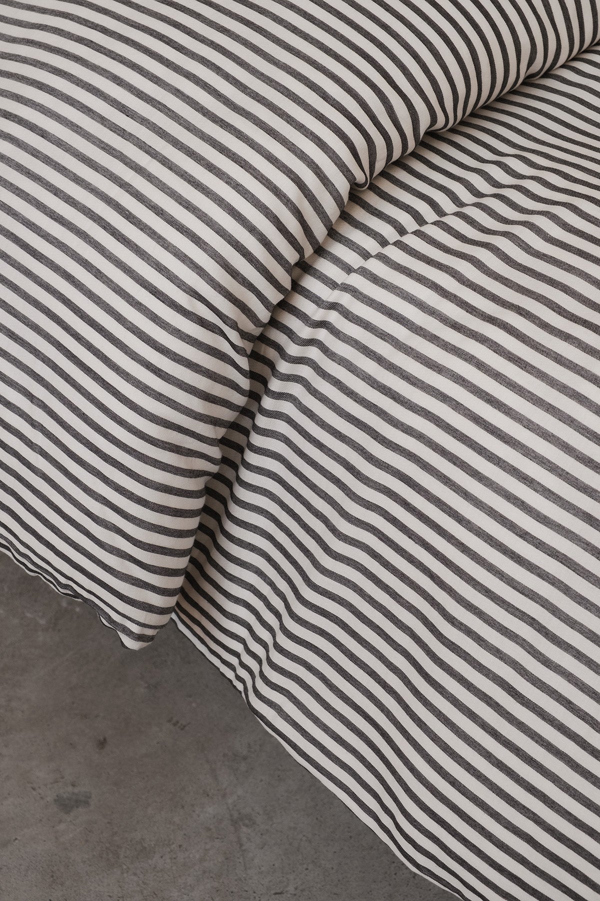 Thin Line Satin Duvet Cover Black