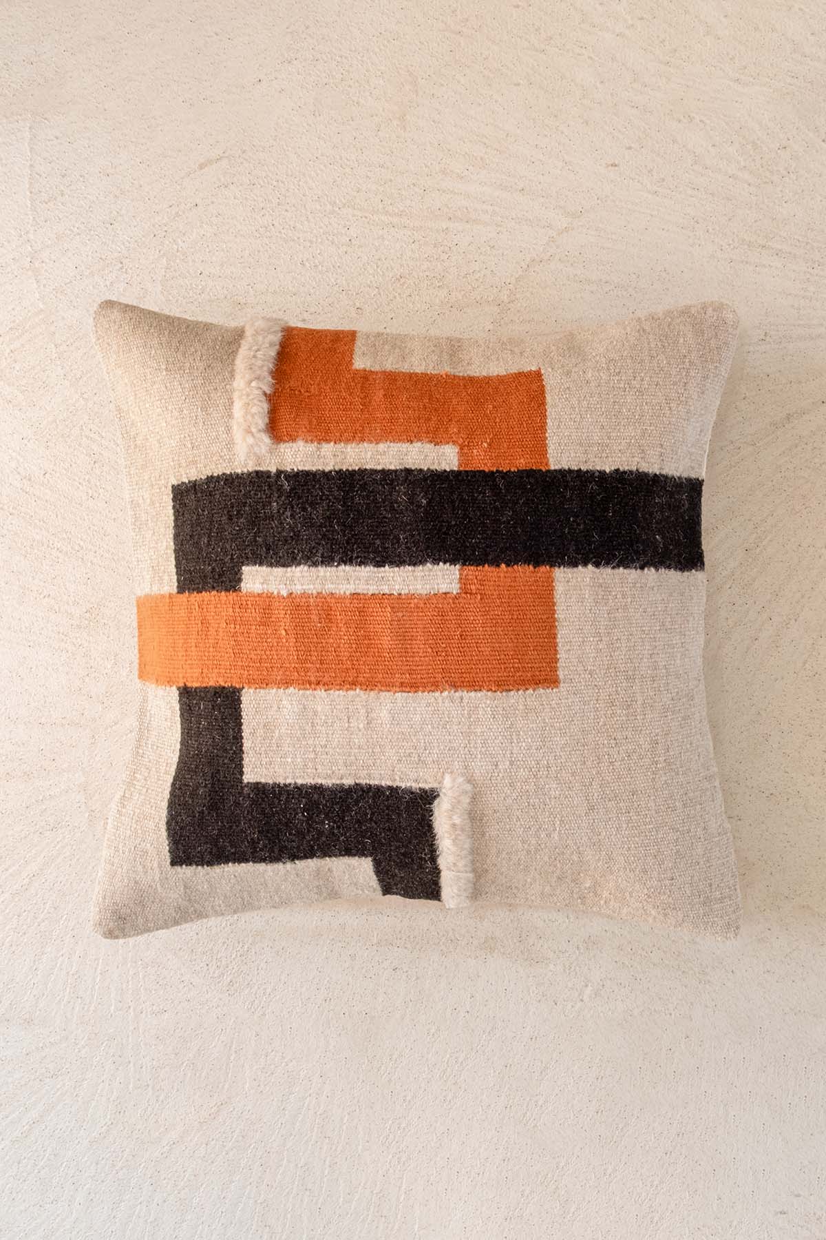 Labirent Desenli El Yapımı Yün Kırlent Kılıfı