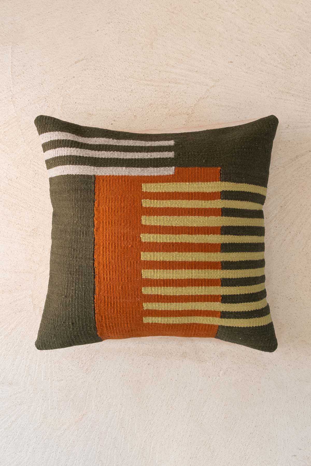 Geometrik Çizgili El Yapımı Yün Kırlent Kılıfı Yeşil