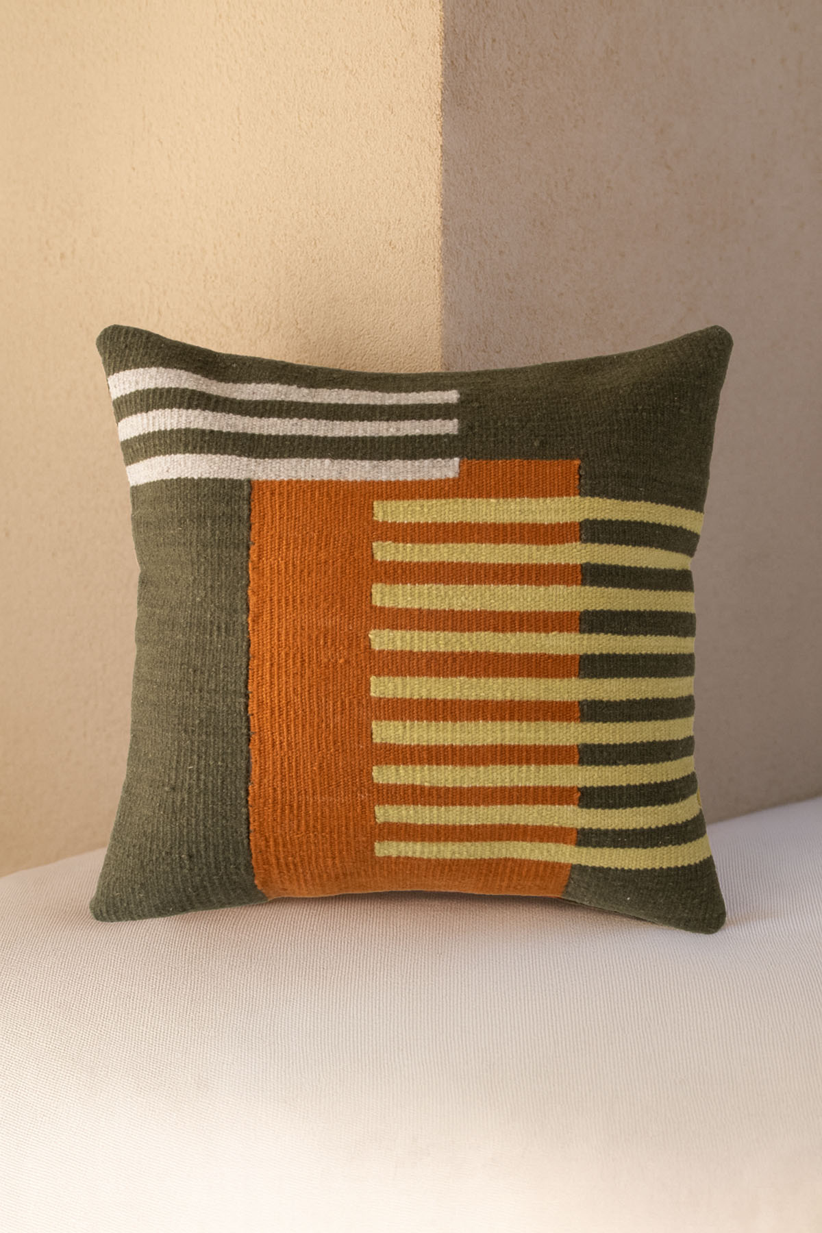 Geometrik Çizgili El Yapımı Yün Kırlent Kılıfı Yeşil