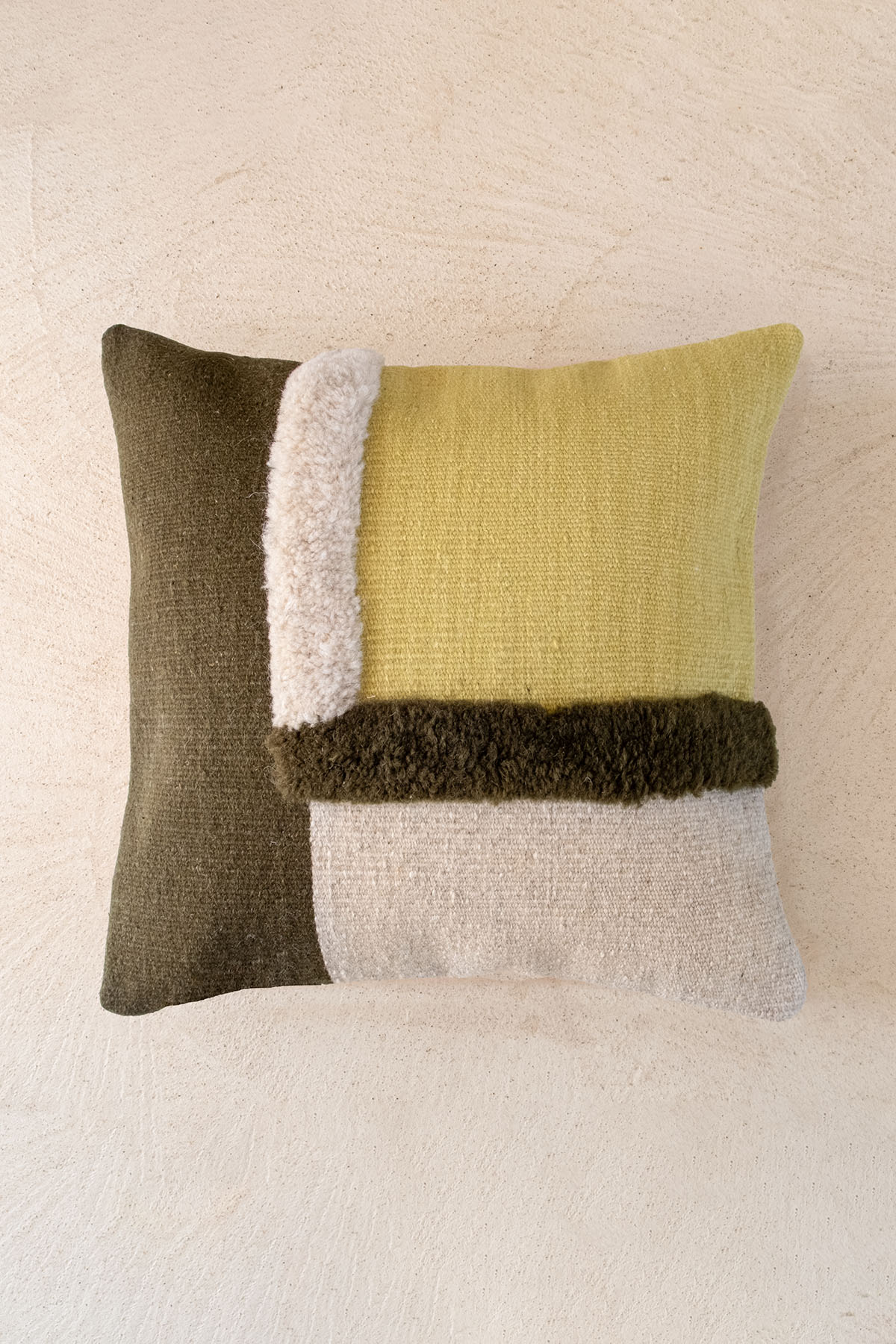 Bloklu Tufting Detaylı El Yapımı Yün Kırlent Kılıfı Yeşil