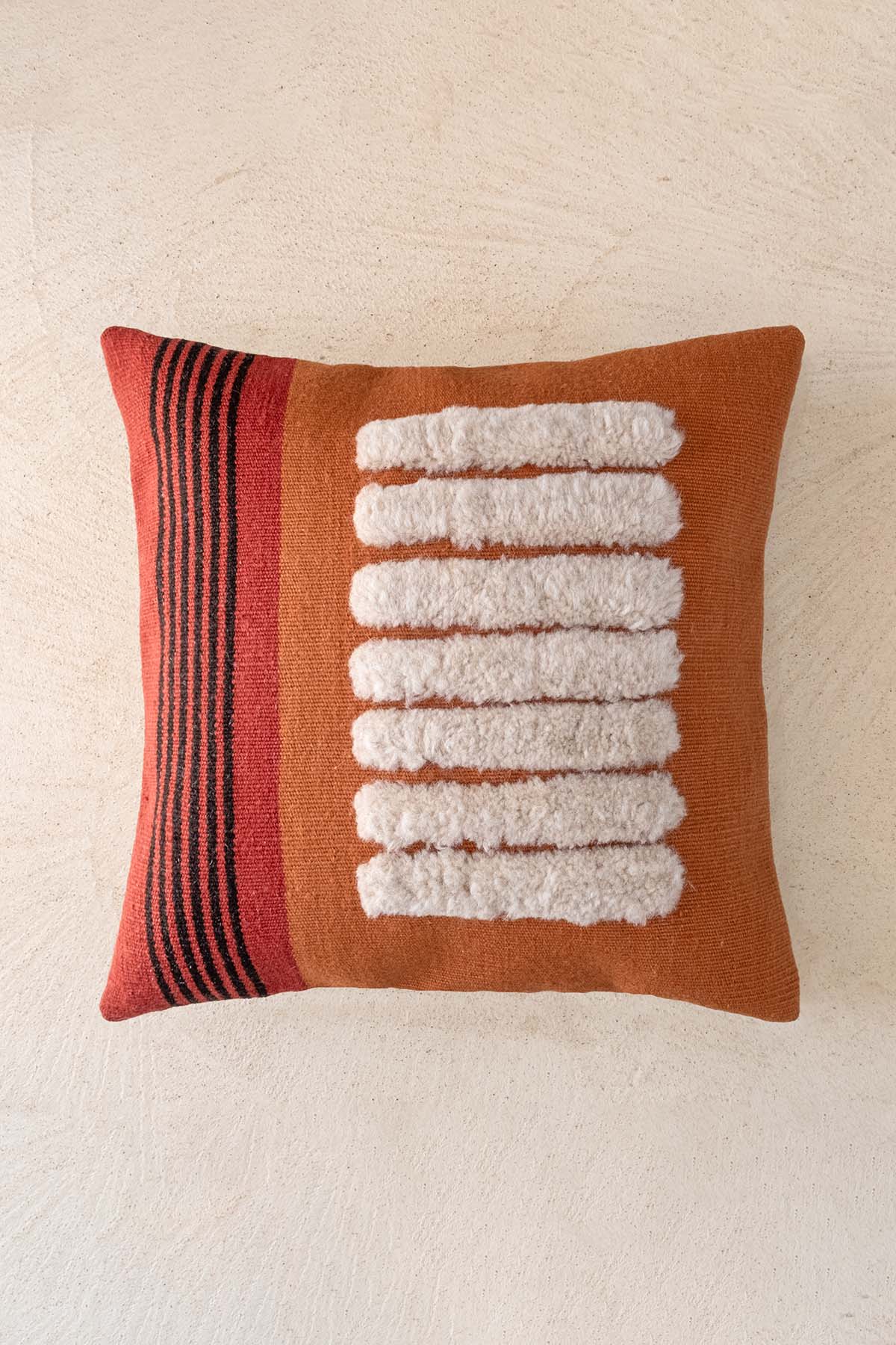 Çizgili Tufting Detaylı El Dokuması Yün Kırlent Kılıfı Toprak Rengi