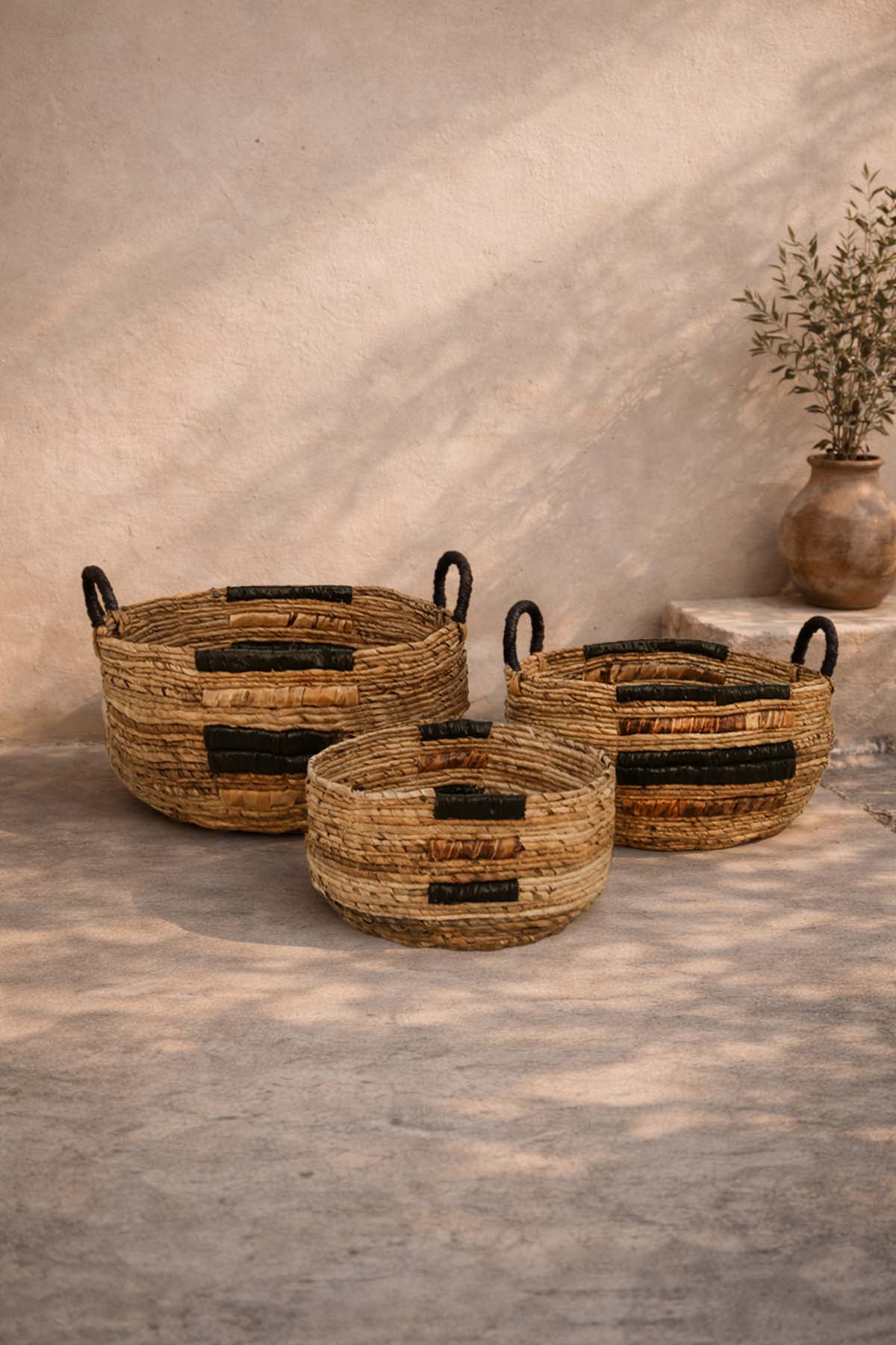 Siyah Dekor Detaylı Muz Lifinden Yuvarlak Dekoratif Sepet