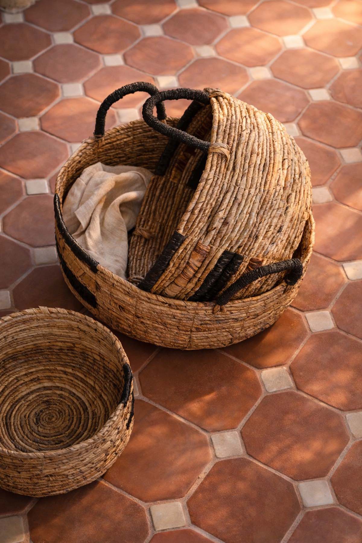 Siyah Dekor Detaylı Muz Lifinden Yuvarlak Dekoratif Sepet