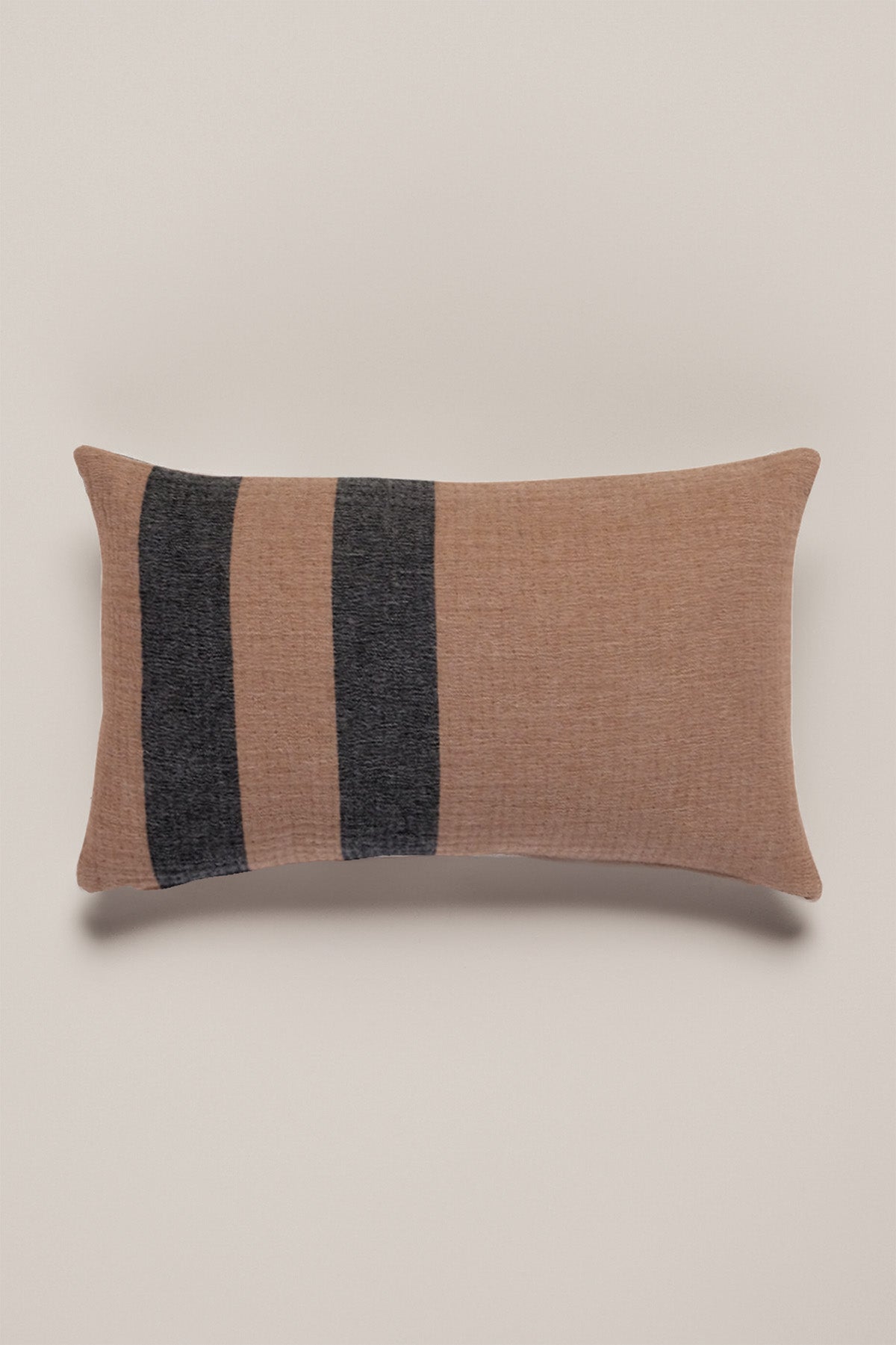 Yünlü Dokulu Kırlent Kılıfı Deve Tüyü Siyah